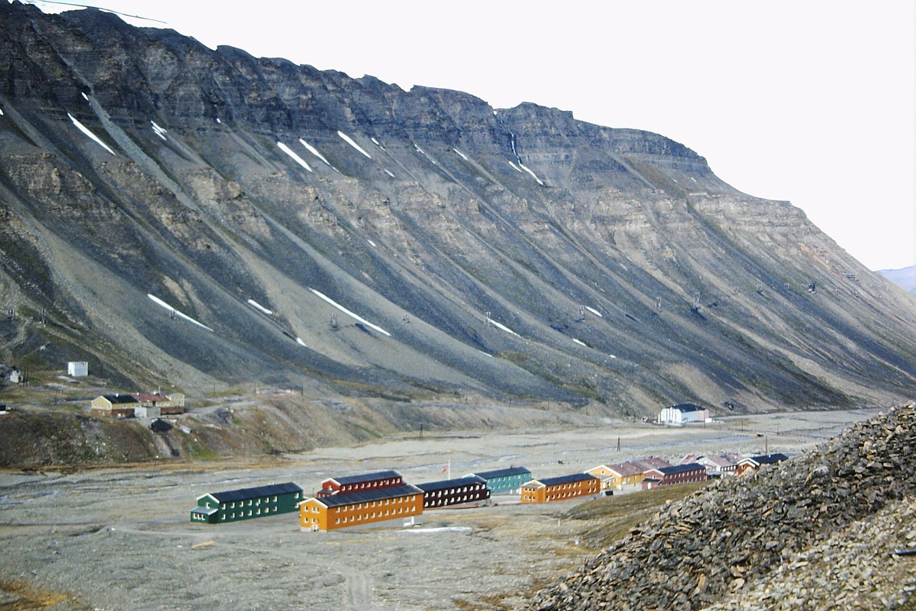 Norwegia Svalbard (Spitsbergen): 15 pomysłów, co zobaczyć na krańcu świata w 2026 roku 3 Nocleg w Longyearbyen: domki w dzielnicy Nybyen