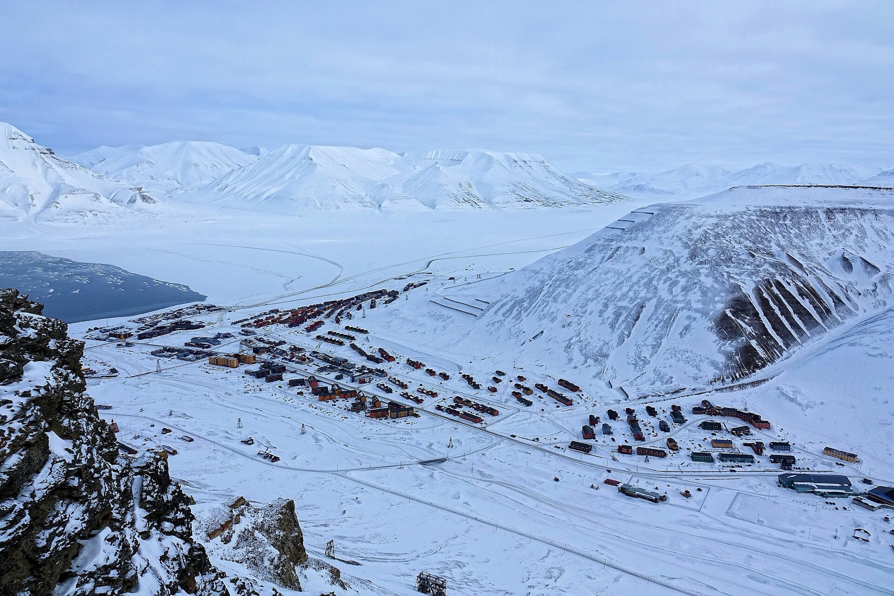 Norwegia Svalbard (Spitsbergen): 15 pomysłów, co zobaczyć na krańcu świata w 2026 roku 5 Główna ulica Longyearbyen