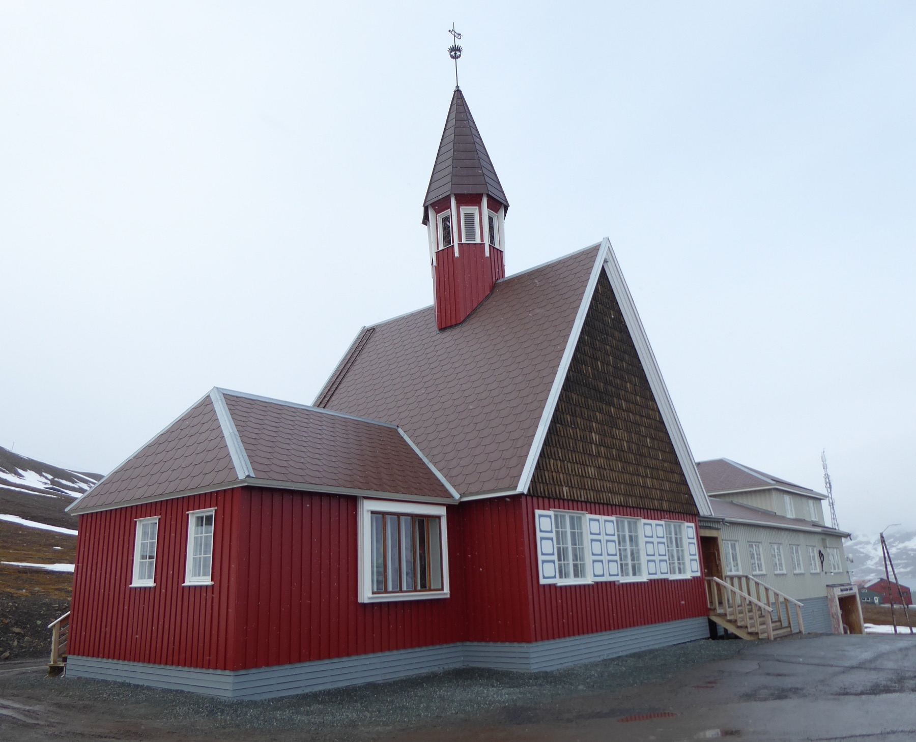 Norwegia Svalbard (Spitsbergen): 15 pomysłów, co zobaczyć na krańcu świata w 2026 roku 6 Svalbard kirke, najbardziej wysunięty na północ kościół świata