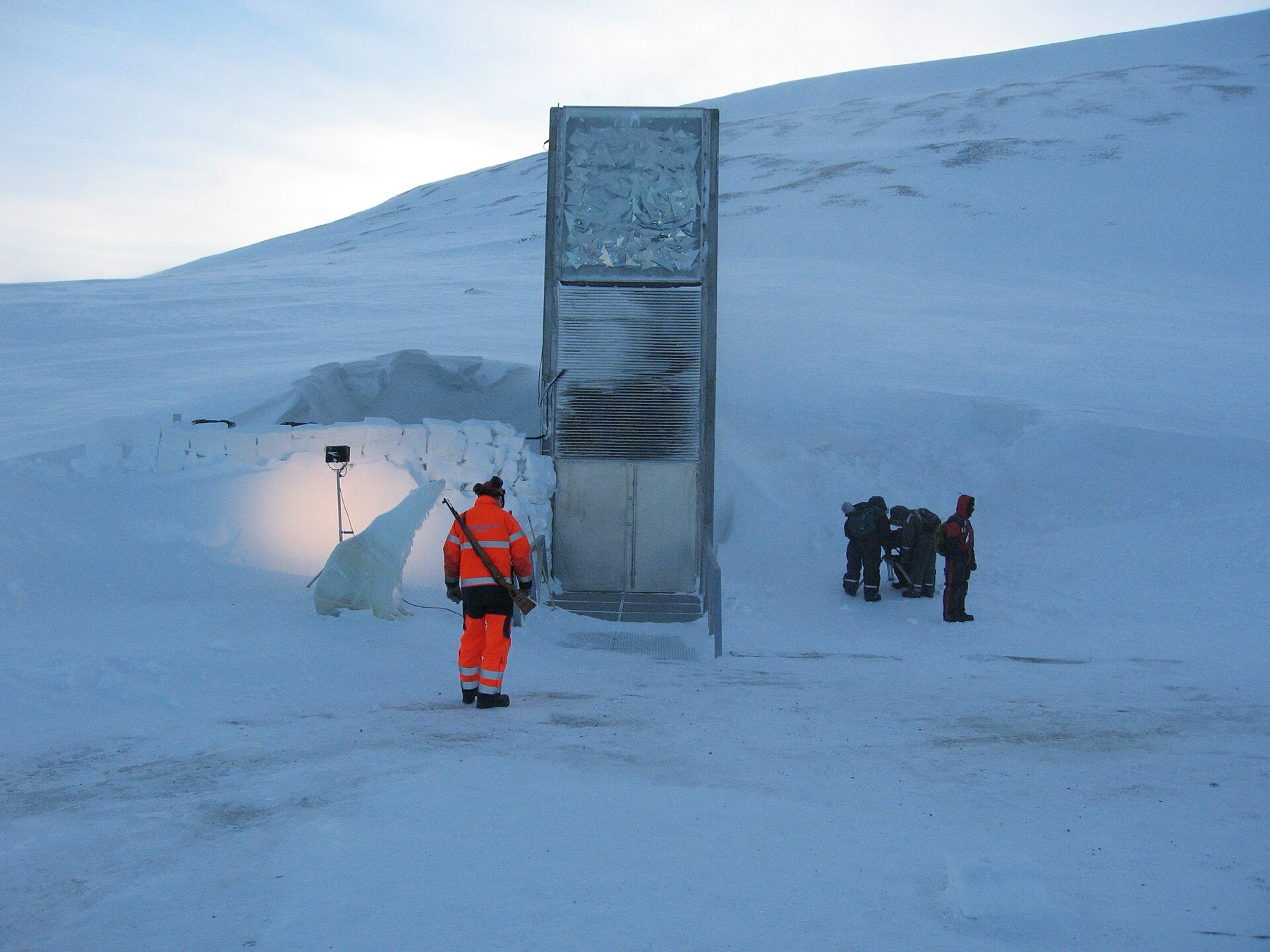 Norwegia Svalbard (Spitsbergen): 15 pomysłów, co zobaczyć na krańcu świata w 2026 roku 7 Wejście do Globalnego Banku Nasion na Svalbardzie