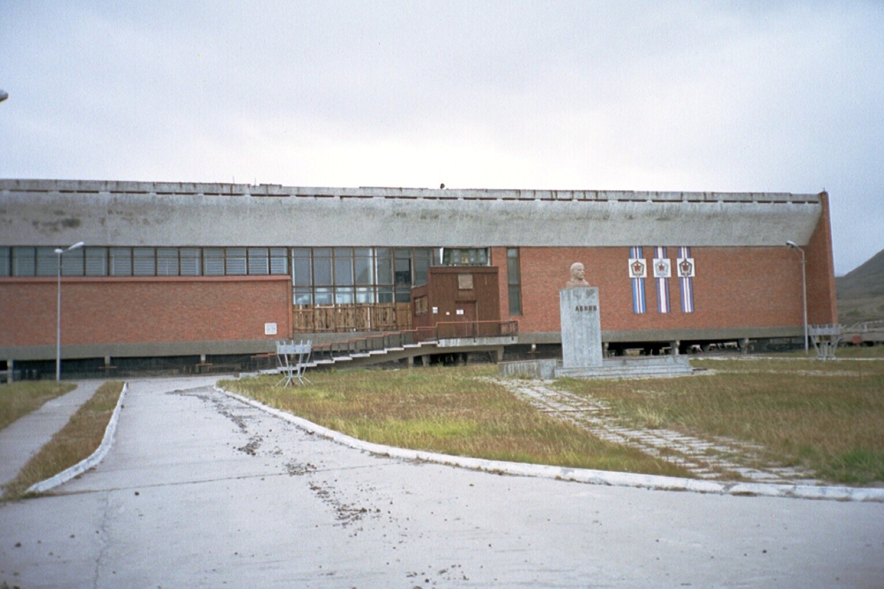 Norwegia Svalbard (Spitsbergen): 15 pomysłów, co zobaczyć na krańcu świata w 2026 roku 12 Opuszczone radzieckie miasto Pyramiden z popiersiem Lenina