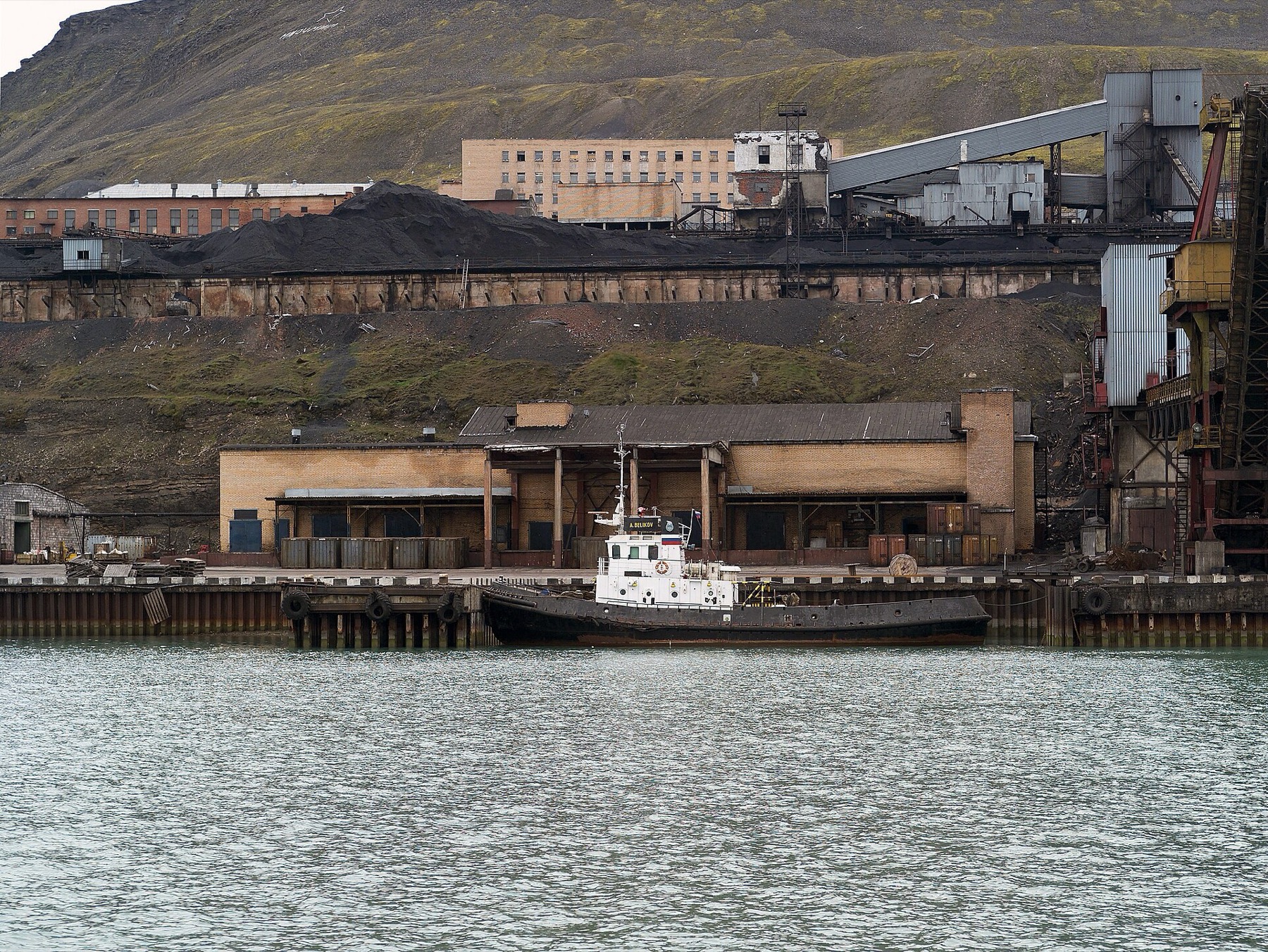 Norwegia Svalbard (Spitsbergen): 15 pomysłów, co zobaczyć na krańcu świata w 2026 roku 14 Port rosyjskiego górniczego miasta Barentsburg