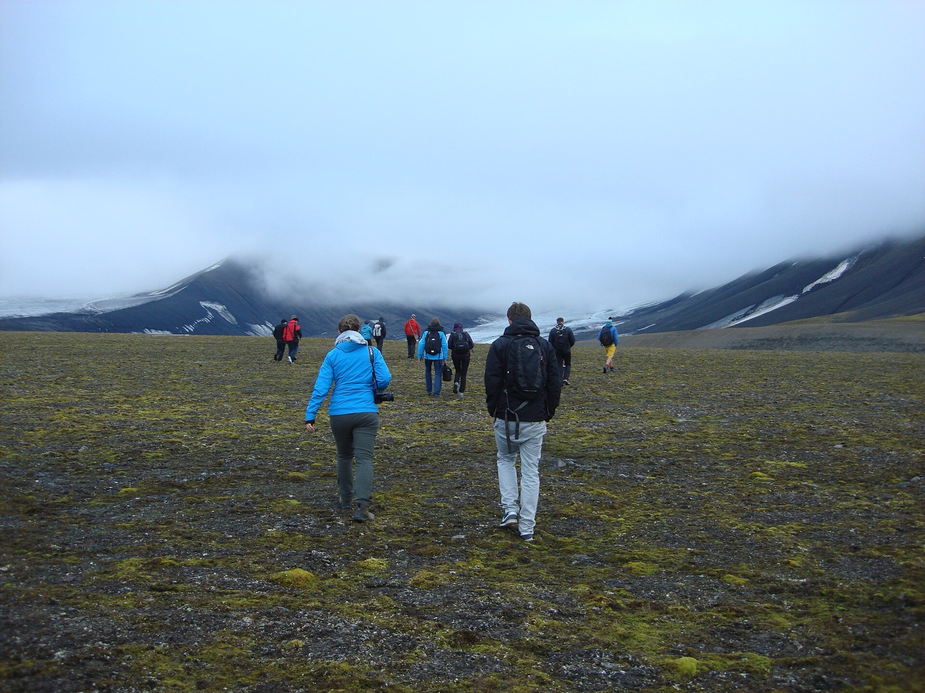 Norwegia Svalbard (Spitsbergen): 15 pomysłów, co zobaczyć na krańcu świata w 2026 roku 15 Wędrówka z przewodnikiem w górach Svalbardu