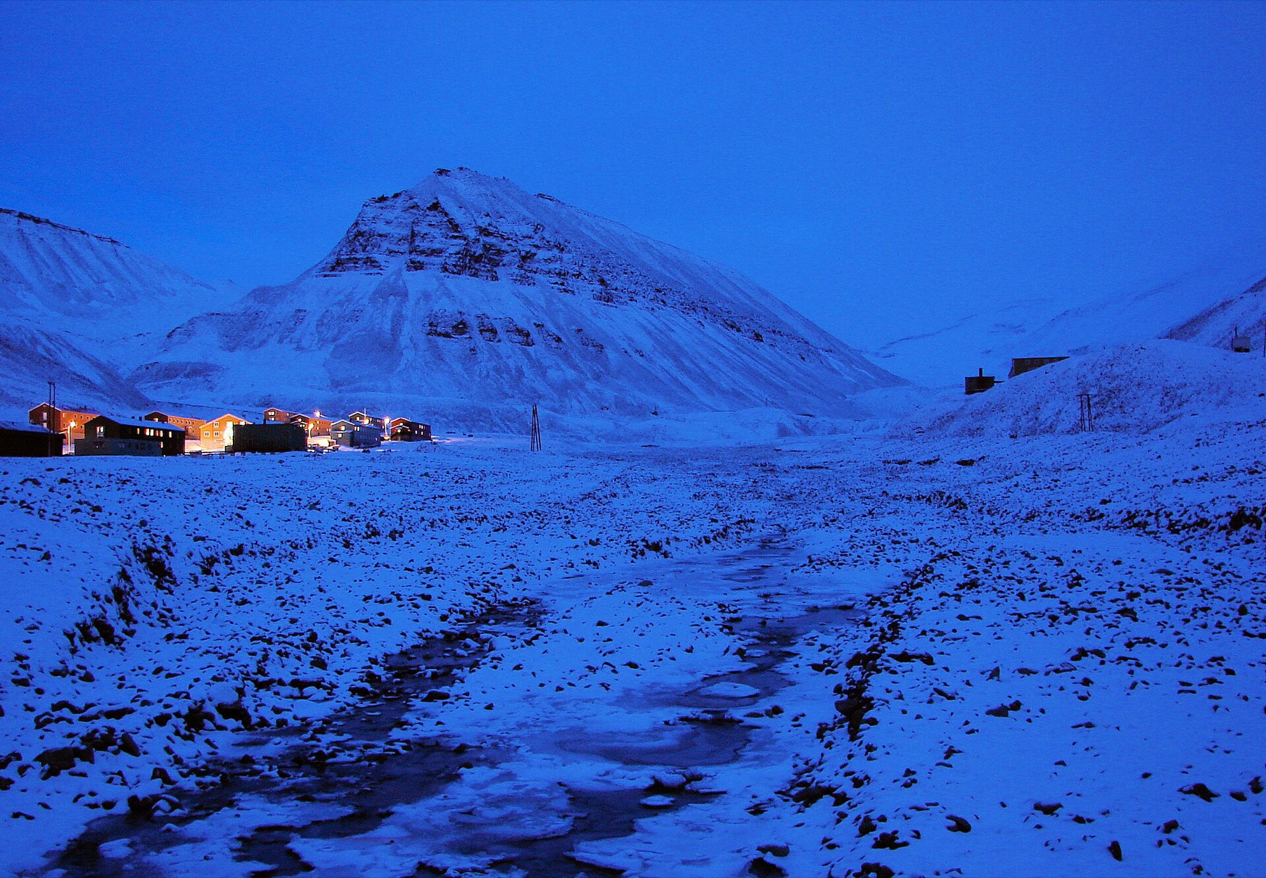 Norwegia Svalbard (Spitsbergen): 15 pomysłów, co zobaczyć na krańcu świata w 2026 roku 17 Niebieskie światło nocy polarnej nad Longyearbyen