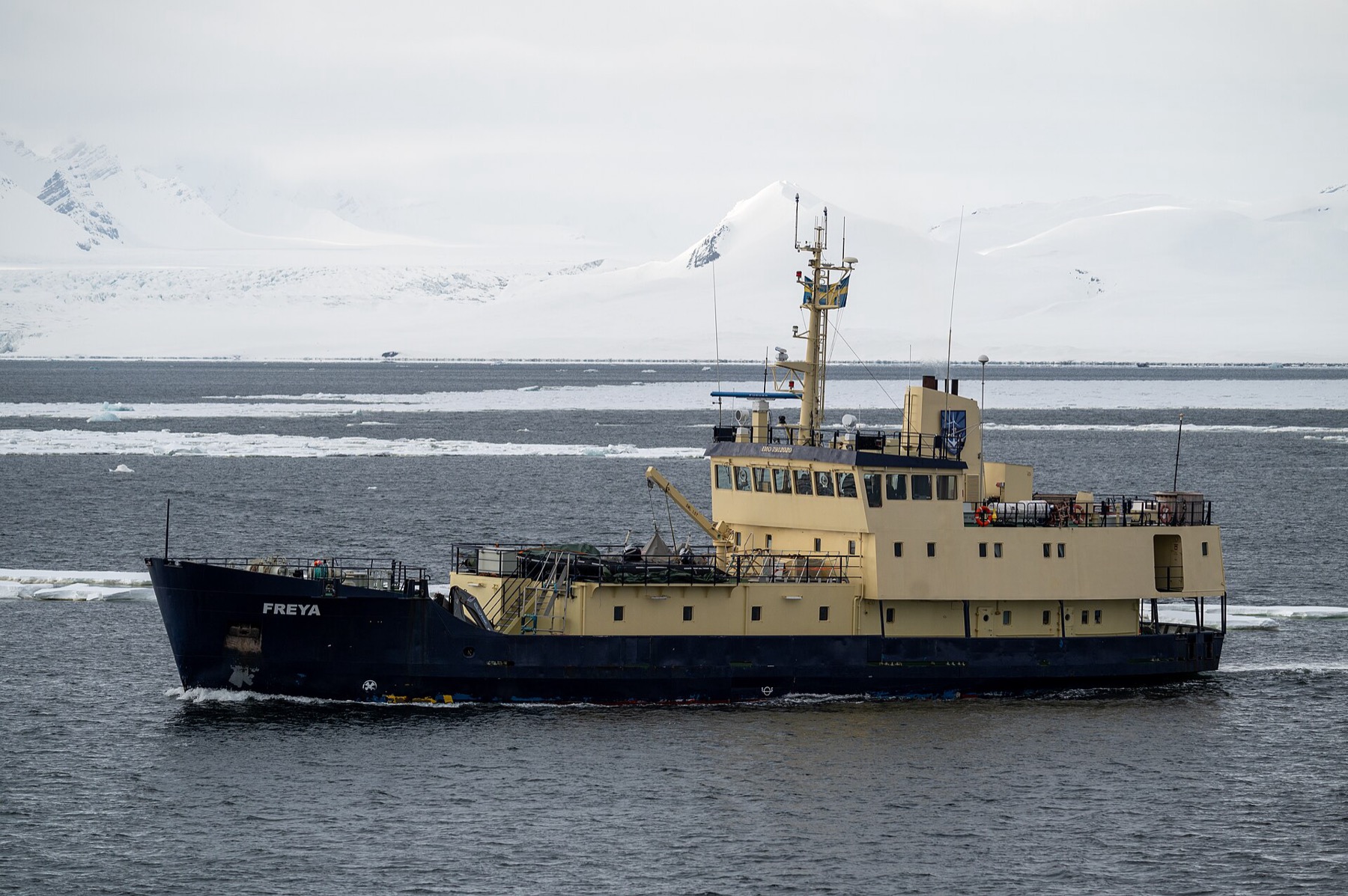 Norwegia Svalbard (Spitsbergen): 15 pomysłów, co zobaczyć na krańcu świata w 2026 roku 18 Statek ekspedycyjny w lodowym fiordzie Svalbardu