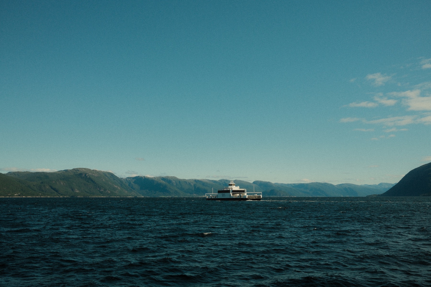 Ferry para a Noruega: linhas da Dinamarca e Alemanha, preços e reservas em 2026 11 Ferries domésticos leem a placa, os passageiros viajam de graça