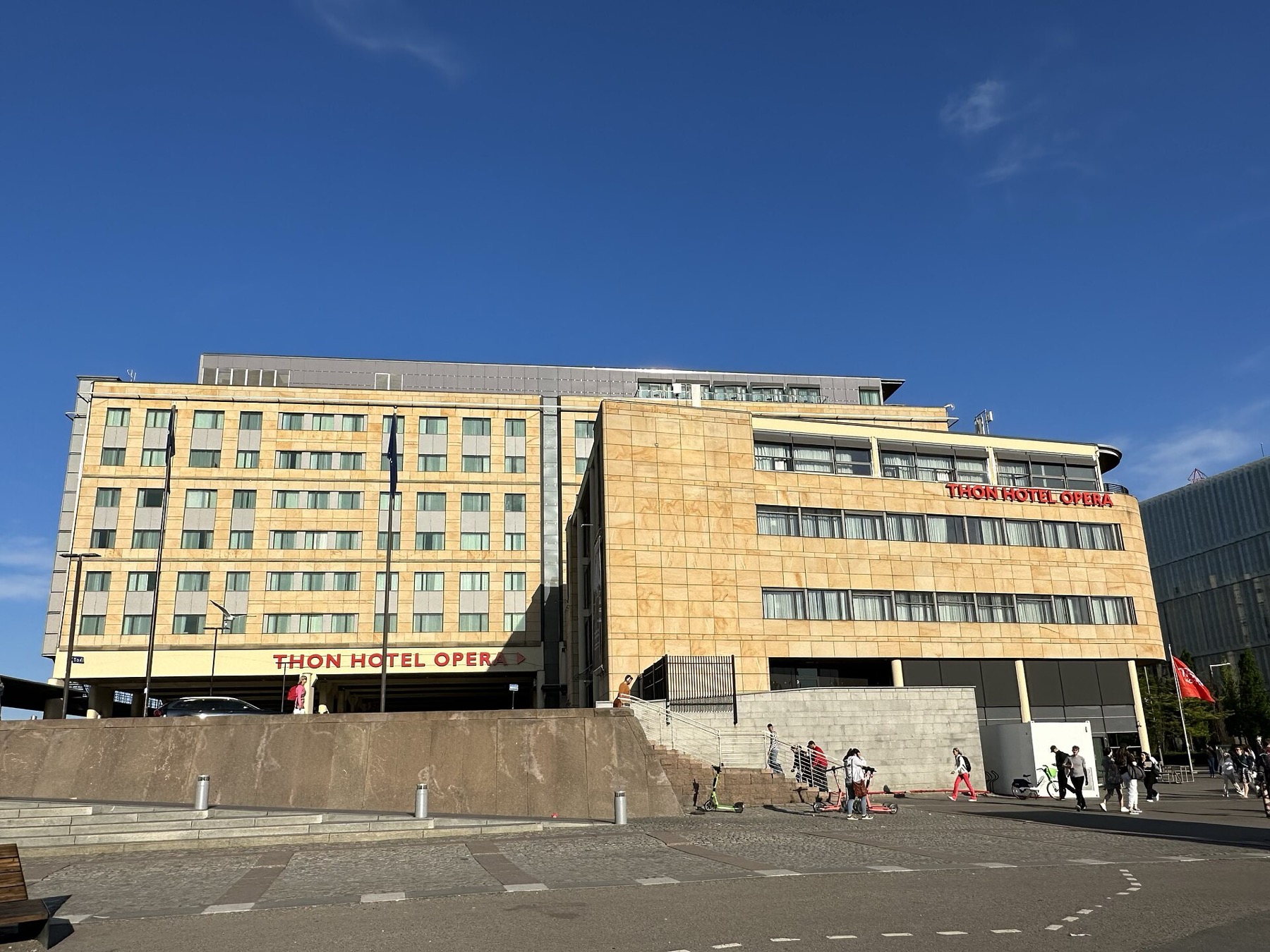 Ferry para a Noruega: linhas da Dinamarca e Alemanha, preços e reservas em 2026 14 Pernoite perto da estação de Oslo após o desembarque