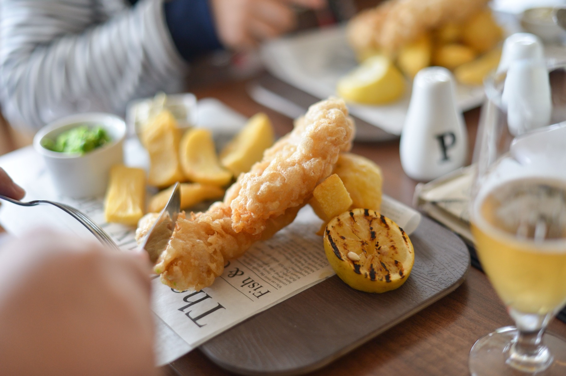 Ferry para a Noruega: linhas da Dinamarca e Alemanha, preços e reservas em 2026 19 Fish and chips em Hirtshals para se despedir do continente