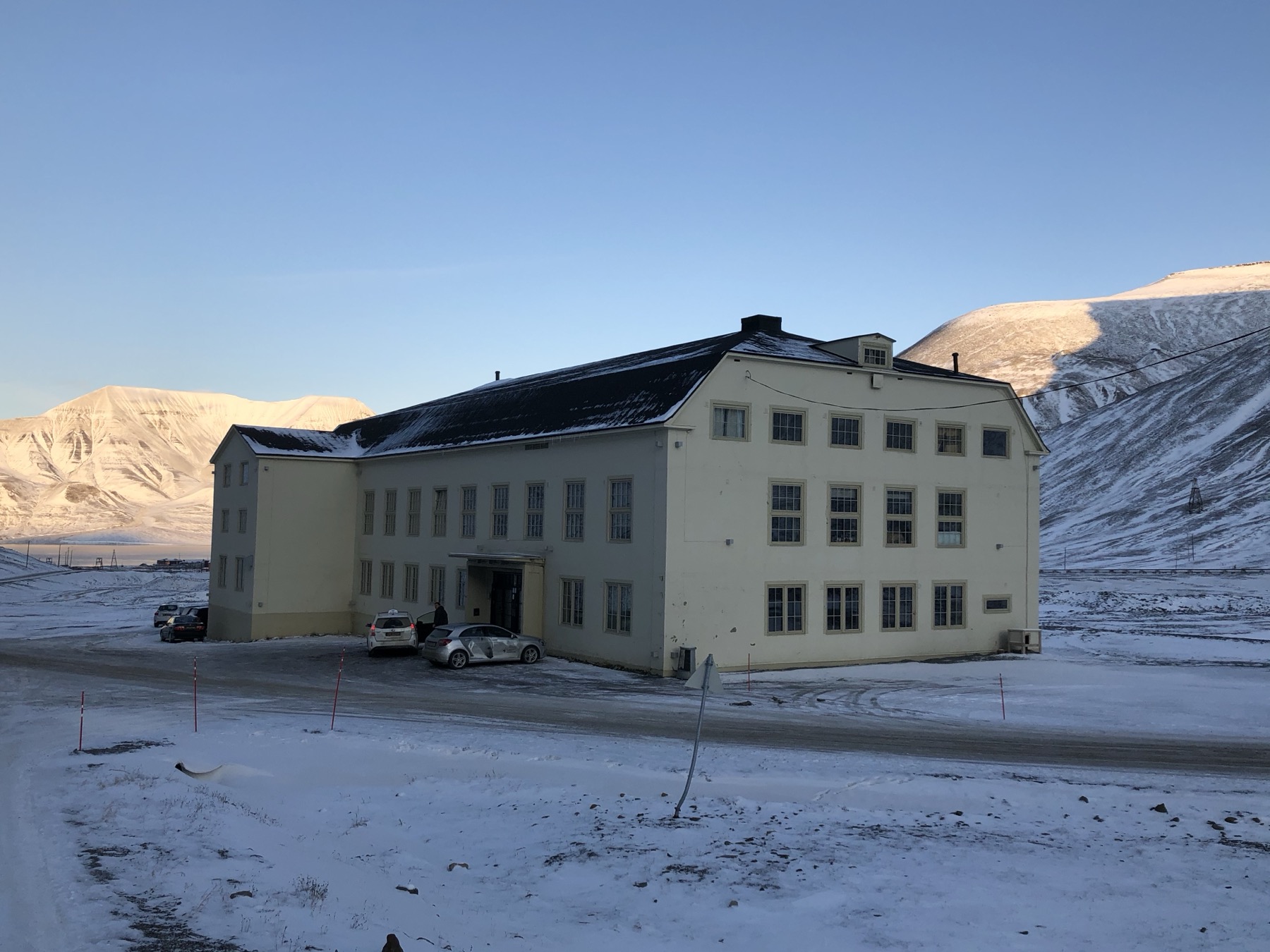 Norwegia Svalbard (Spitsbergen): 15 pomysłów, co zobaczyć na krańcu świata w 2026 roku 21 Legendarna restauracja Huset w Longyearbyen