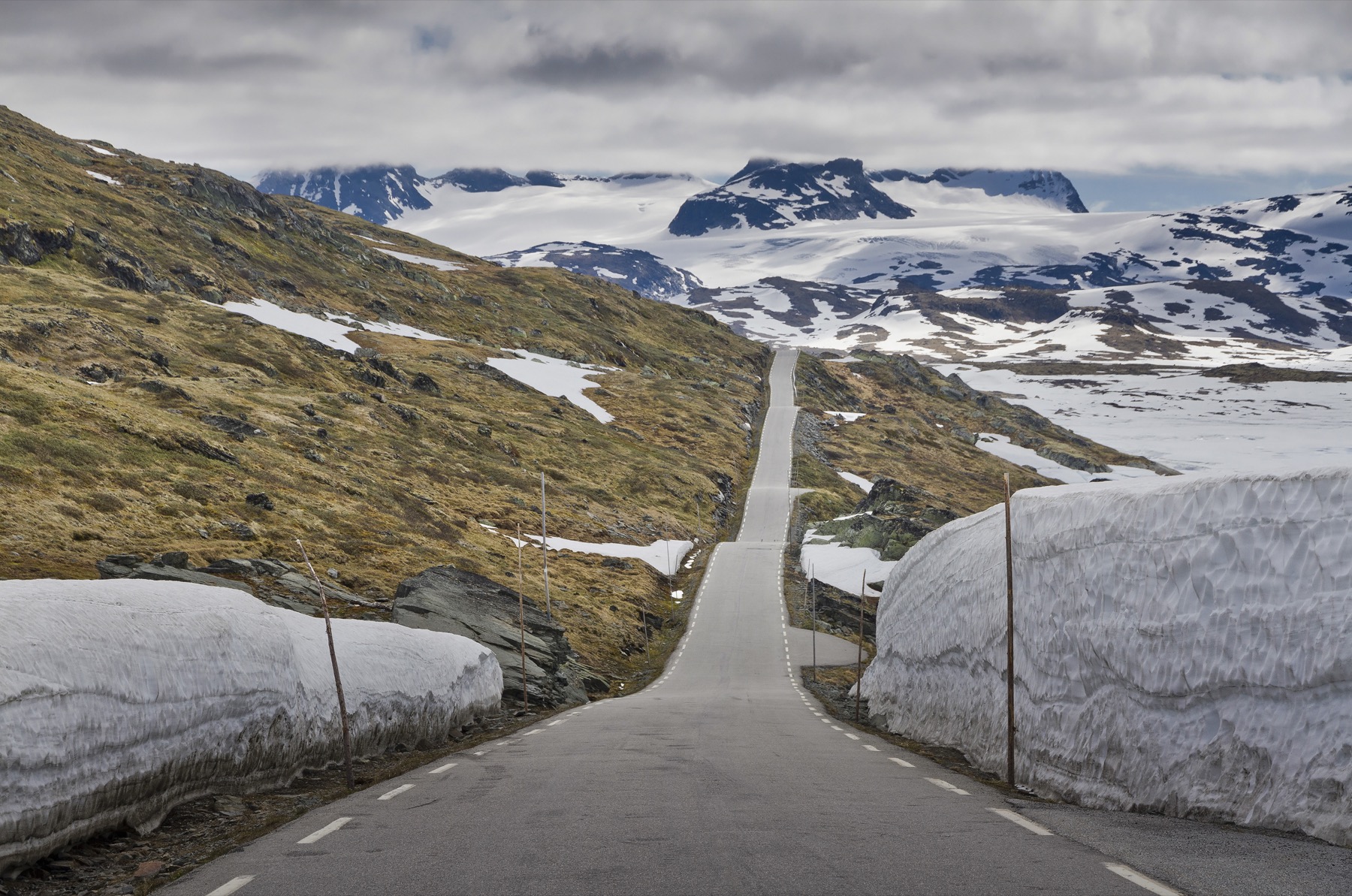Noruega en Invierno: 15 Consejos Imprescindibles 2026 23 Paredes de nieve en Sognefjellet: las carreteras de montaña no abren hasta primavera