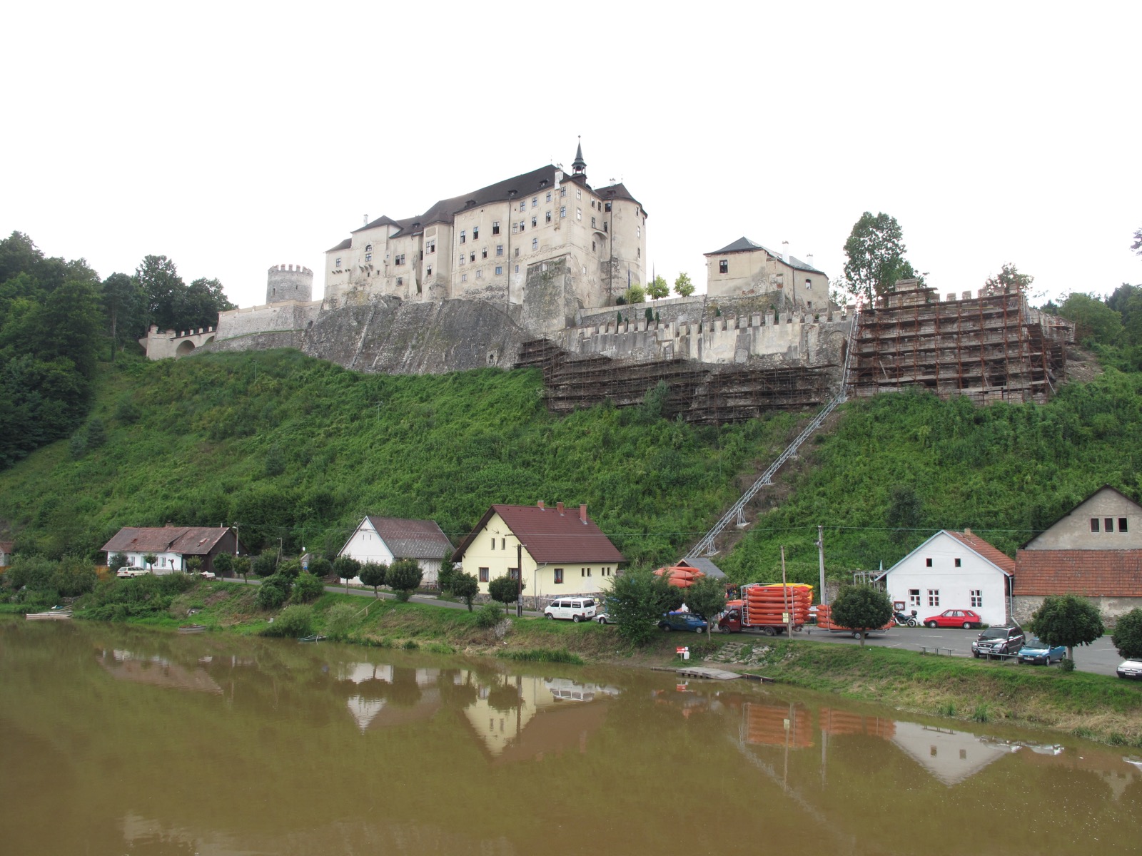 Vacaciones en Bohemia Central: 15 planes cerca de Praga en 2026 12 Castillo de Český Šternberk sobre el río Sázava (Foto: Wikimedia Commons, CC BY-SA)