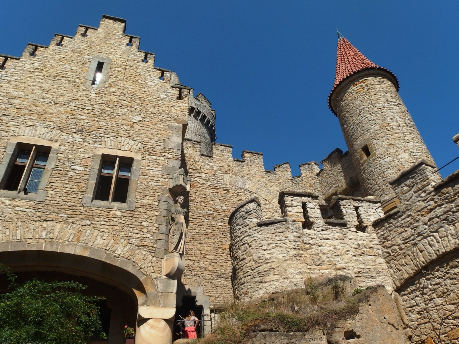 Vacaciones en Bohemia Central: 15 planes cerca de Praga en 2026 8 Castillo de Kokořín con su torre cilíndrica (Foto: Wikimedia Commons, CC BY-SA)