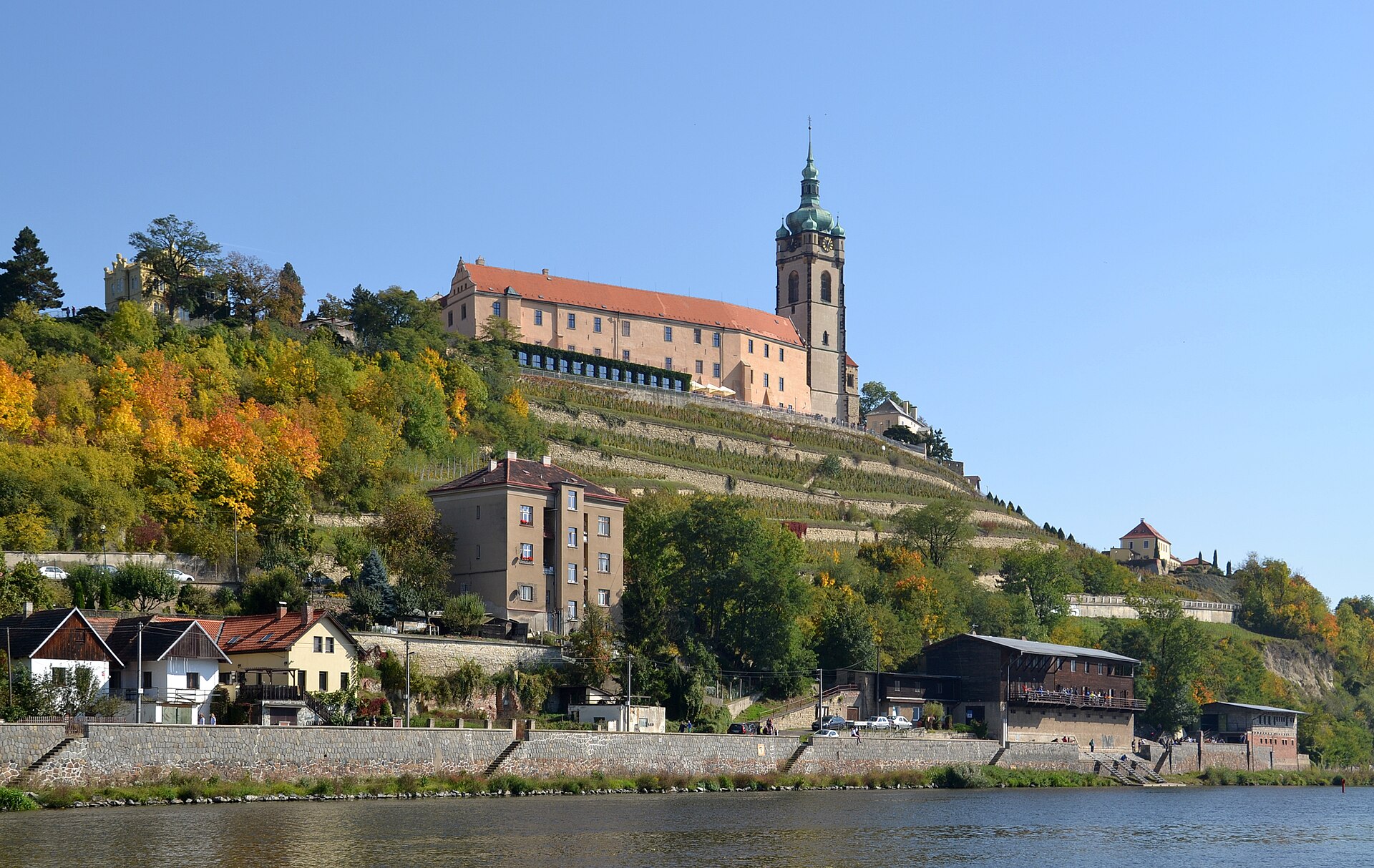 Vacaciones en Bohemia Central: 15 planes cerca de Praga en 2026 9 Castillo de Mělník sobre los viñedos y el Elba (Foto: Pudelek, CC BY-SA 4.0, Wikimedia Commons)