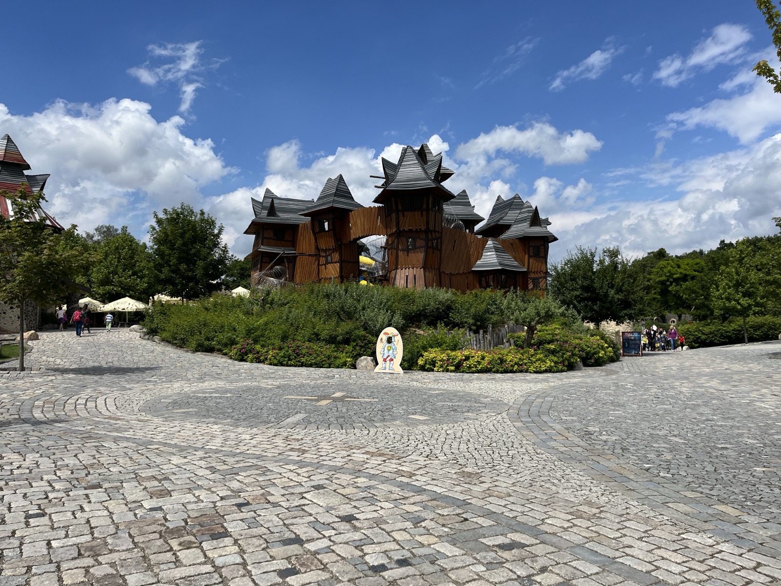 Vacaciones en Bohemia Central: 15 planes cerca de Praga en 2026 18 Castillo de madera en el parque de atracciones Mirakulum en Milovice (Foto: Risajanda, CC BY-SA 3.0, Wikimedia Commons)
