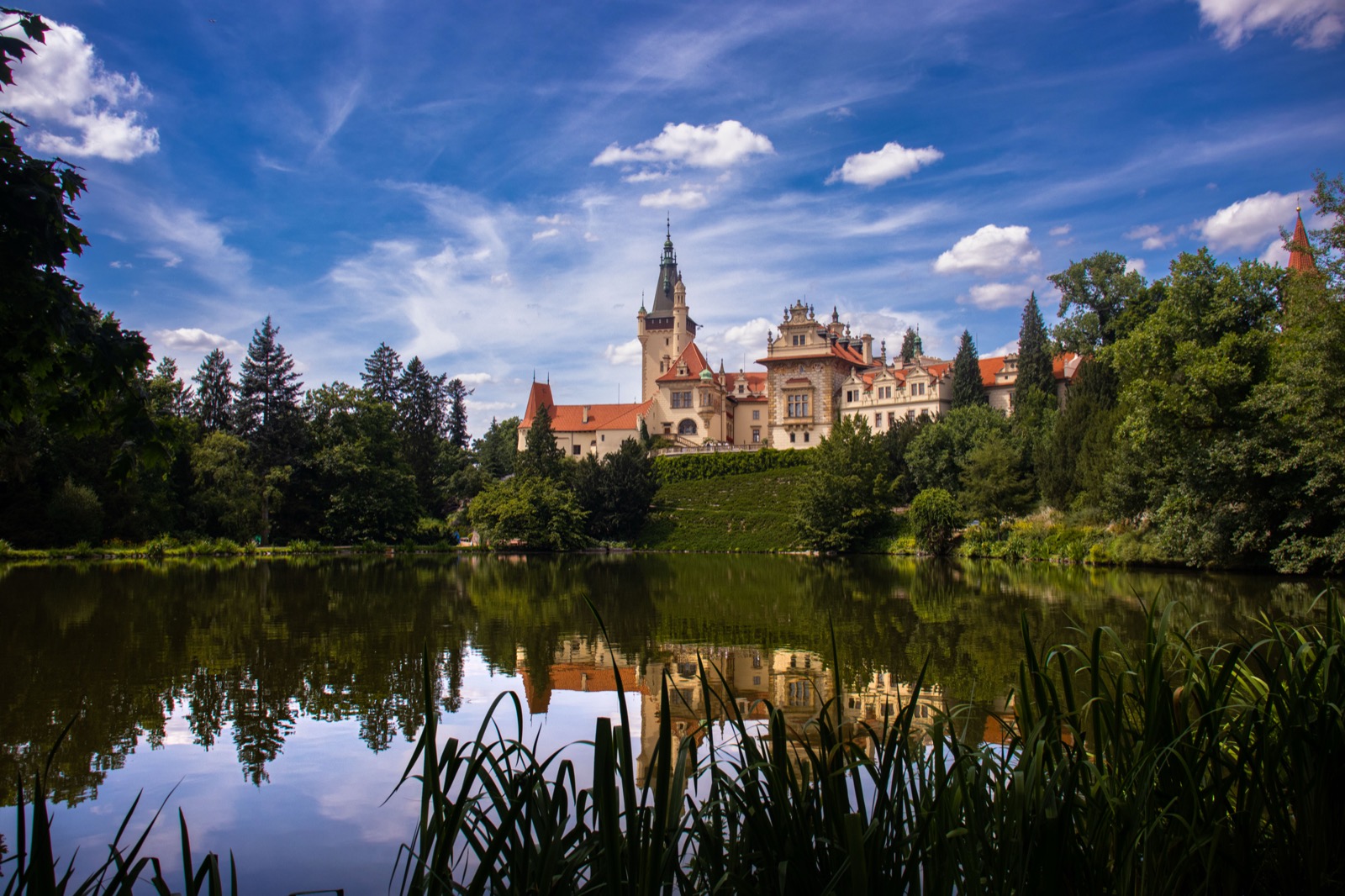Vacaciones en Bohemia Central: 15 planes cerca de Praga en 2026 11 Palacio de Průhonice reflejándose en el estanque en medio del parque (Foto: Rostislav Souček, CC BY-SA 4.0, Wikimedia Commons)