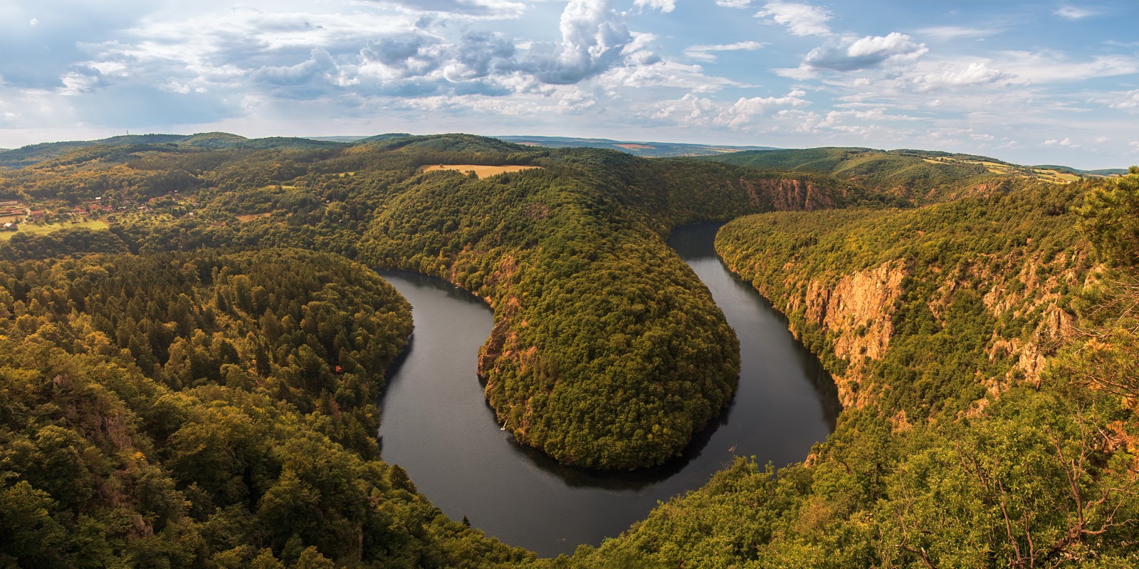 Vacaciones en Bohemia Central: 15 planes cerca de Praga en 2026 7 Meandro del Moldava desde el mirador Máj sobre Slapy (Foto: Jan Fidler, CC BY 2.0, Wikimedia Commons)