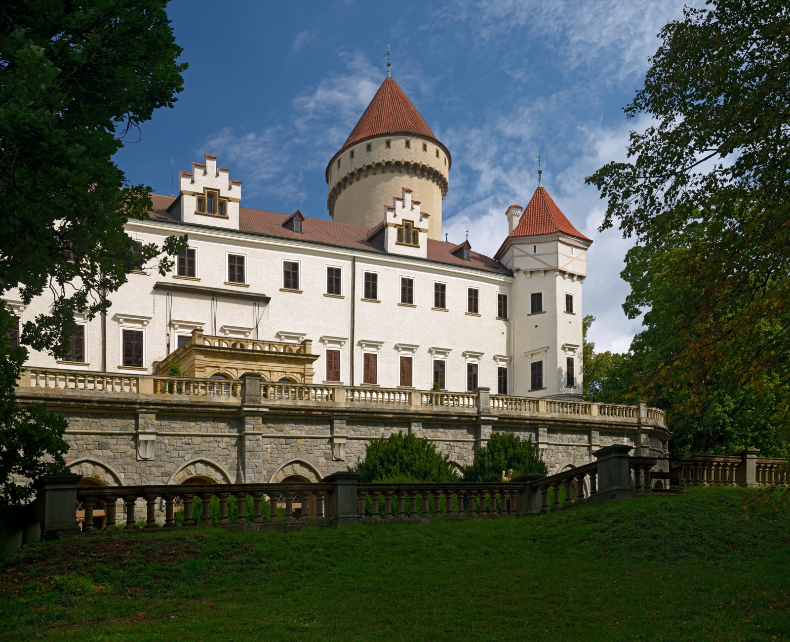 Vacaciones en Bohemia Central: 15 planes cerca de Praga en 2026 5 Palacio de Konopiště con su terraza sobre el jardín (Foto: Marcin Szala, CC BY-SA 3.0, Wikimedia Commons)