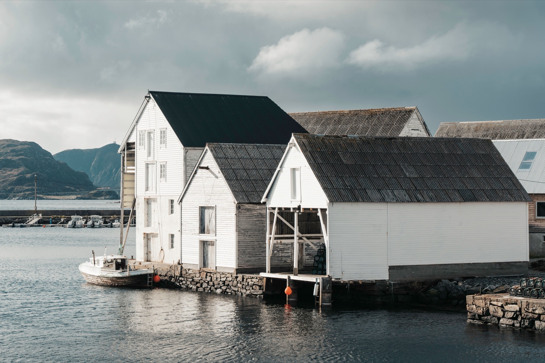 Bohuslän Suecia y Fjällbacka: 16 planes en la costa oeste 2026 3 Casitas blancas en una aldea portuaria