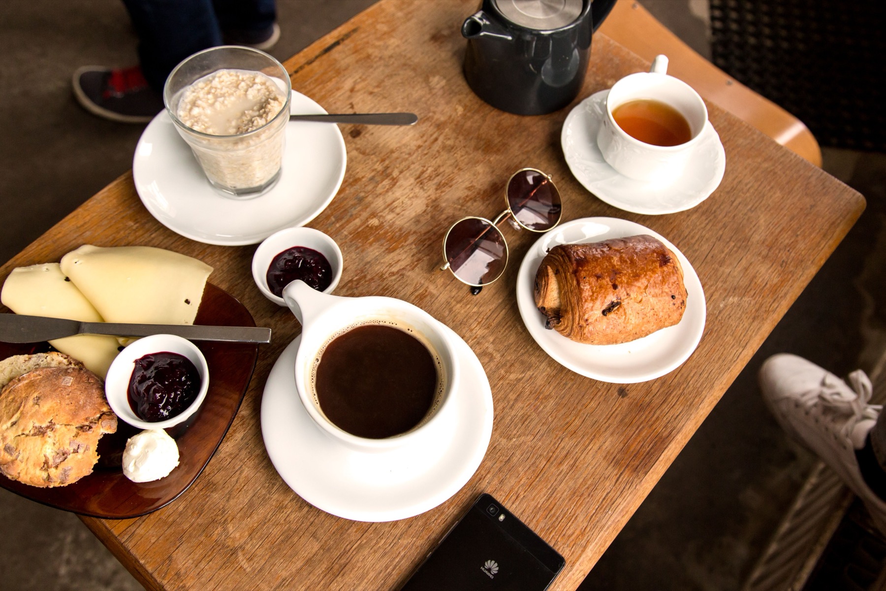 Bohuslän Suecia y Fjällbacka: 16 planes en la costa oeste 2026 20 Fika en una cafetería del puerto