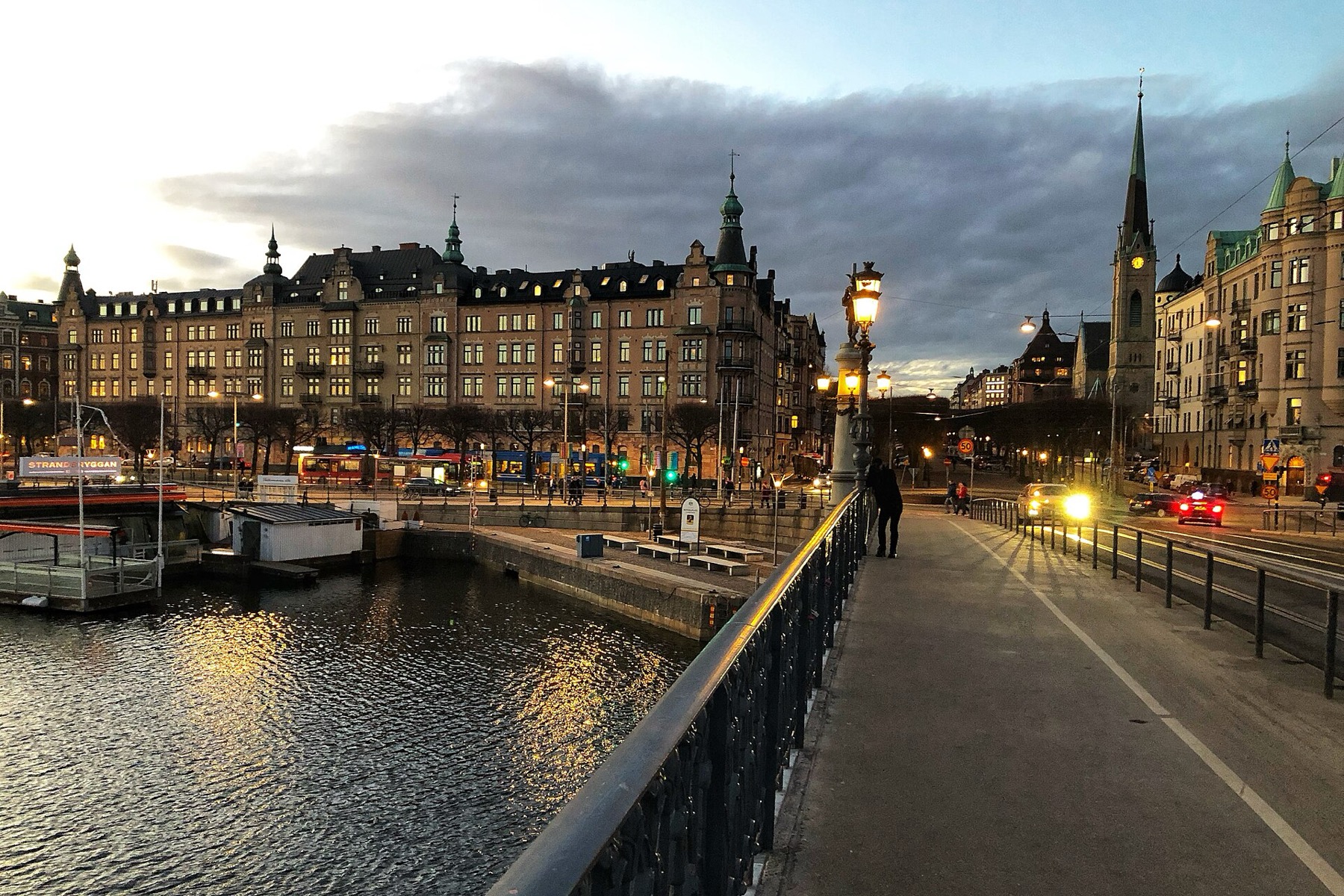 Djurgården em Estocolmo, Suécia: 15 dicas do que ver na ilha dos museus em 2026 4 Ponte Djurgårdsbron para a ilha