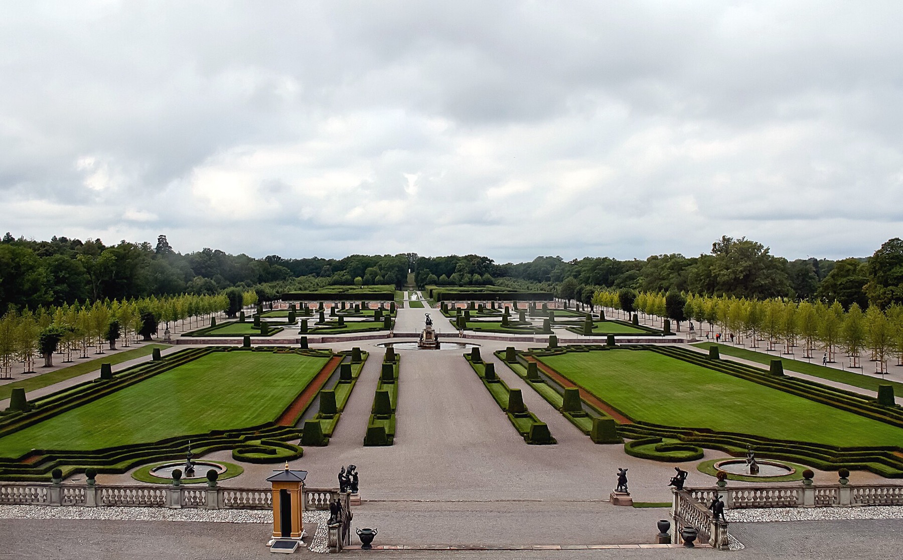 Drottningholmin linna 2026: liput, kuljetus ja mitä nähdä Ruotsin Versaillesissa 2 Drottningholmin linnan barokkipuutarhat