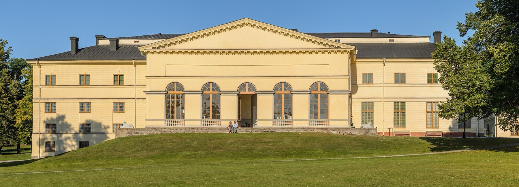 Drottningholmin linna 2026: liput, kuljetus ja mitä nähdä Ruotsin Versaillesissa 5 Linnateatteri Slottsteater