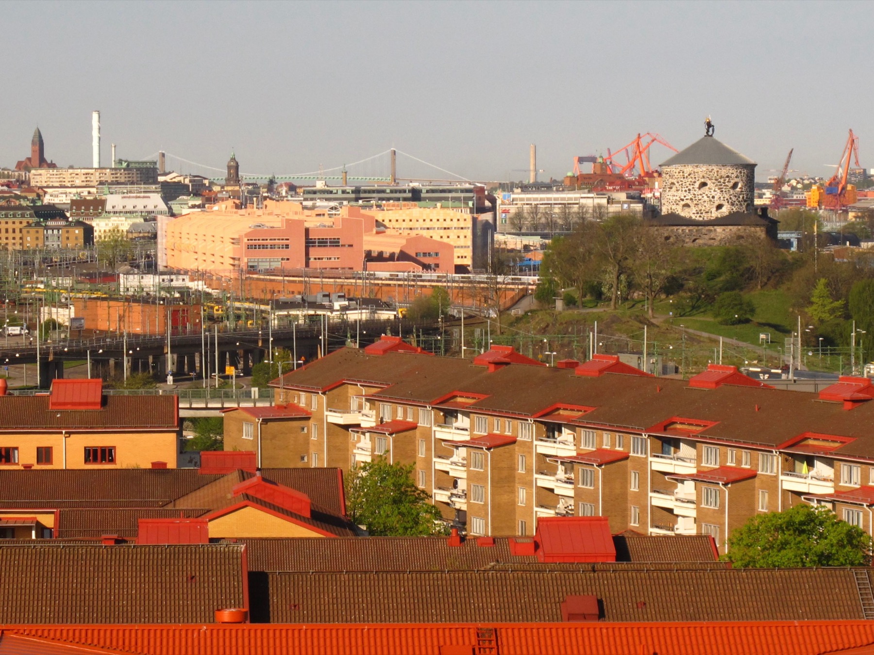 Göteborg (Szwecja): 20 atrakcji, które warto zobaczyć w 2026 21 Röda Sten pod mostem Älvsborgsbron