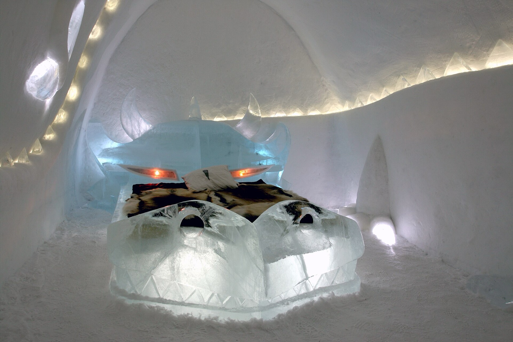 Ledová socha v Icehotelu v Jukkasjärvi