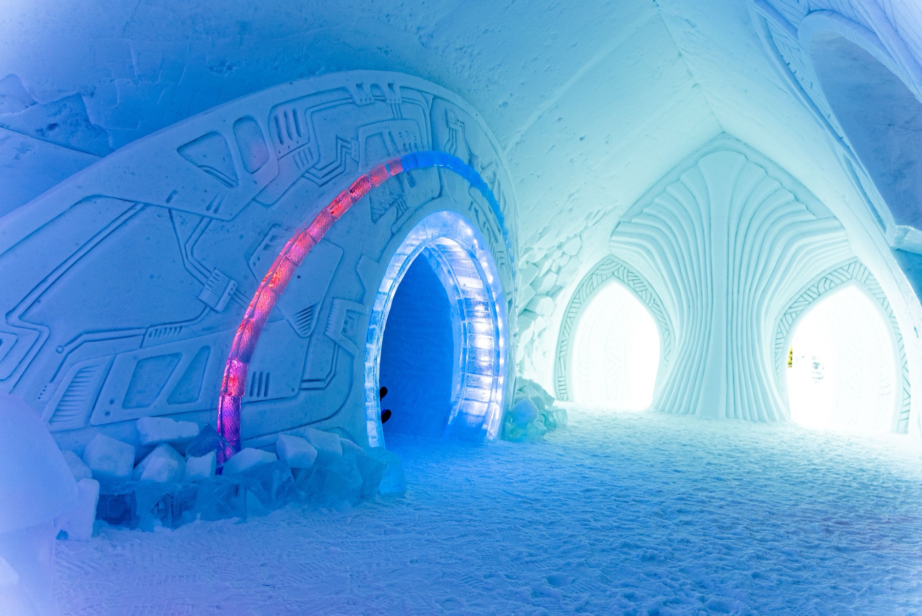 Icehotel w Jukkasjärvi w 2026: ceny, sezon i jak śpi się w lodzie 2 Korytarz lodowego hotelu
