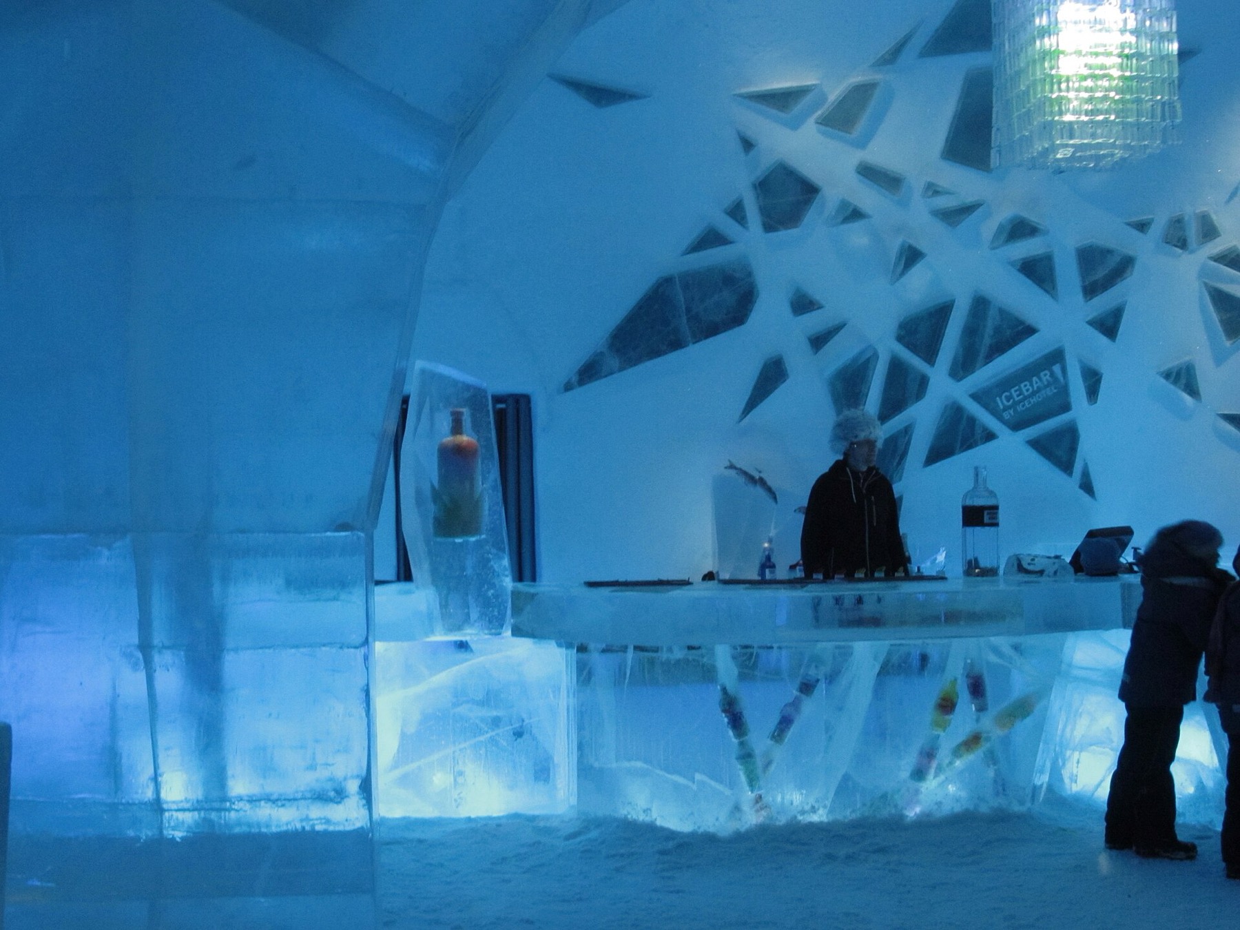 Icehotel w Jukkasjärvi w 2026: ceny, sezon i jak śpi się w lodzie 11 ICEBAR z kieliszkami z lodu