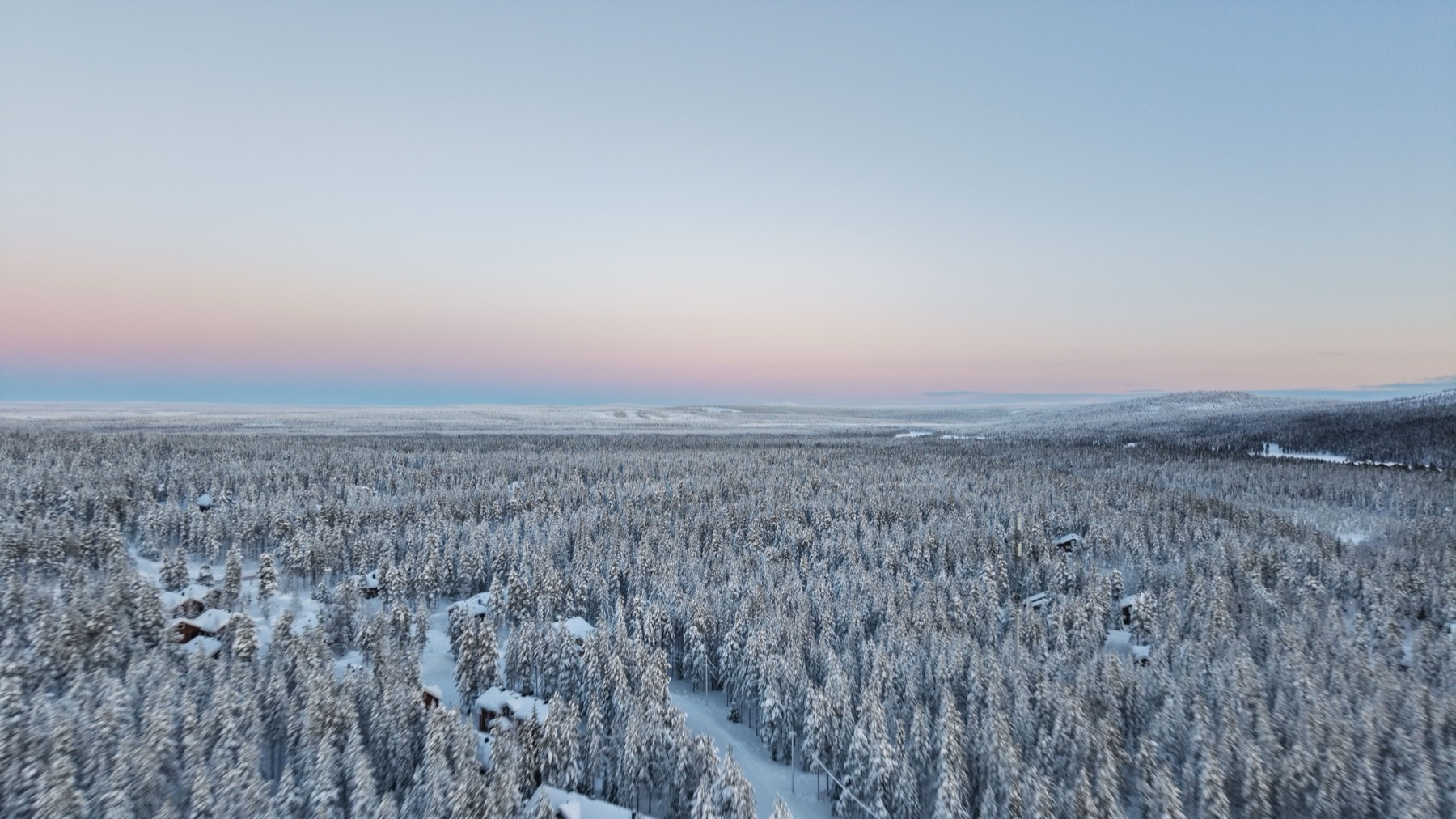Icehotel w Jukkasjärvi w 2026: ceny, sezon i jak śpi się w lodzie 17 Szklane igloo jako alternatywa dla lodu