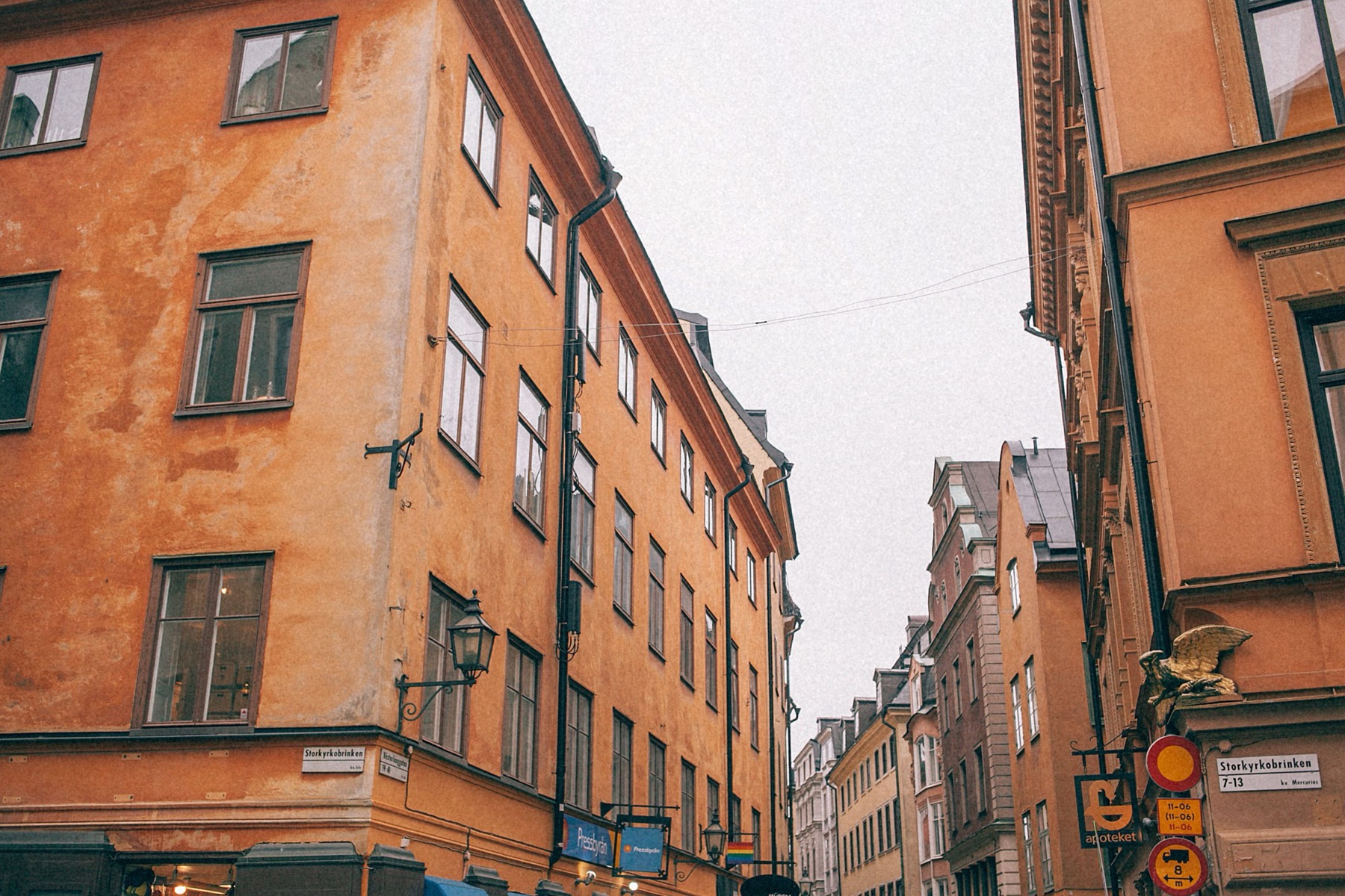 Gdzie mieszkać w Sztokholmie w 2026 roku: dzielnice i hotele według typu podróży 5 Uliczki Gamla stan wieczorem