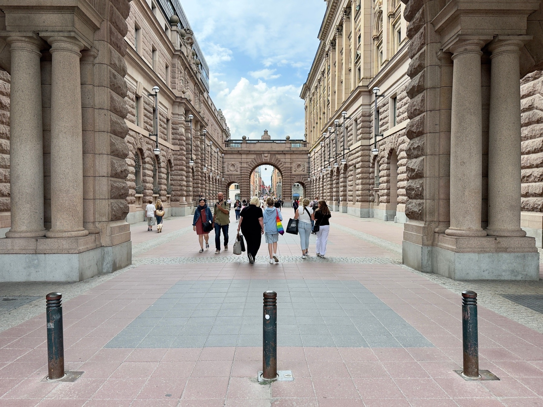 Gdzie mieszkać w Sztokholmie w 2026 roku: dzielnice i hotele według typu podróży 8 Elegancka ulica w Östermalm