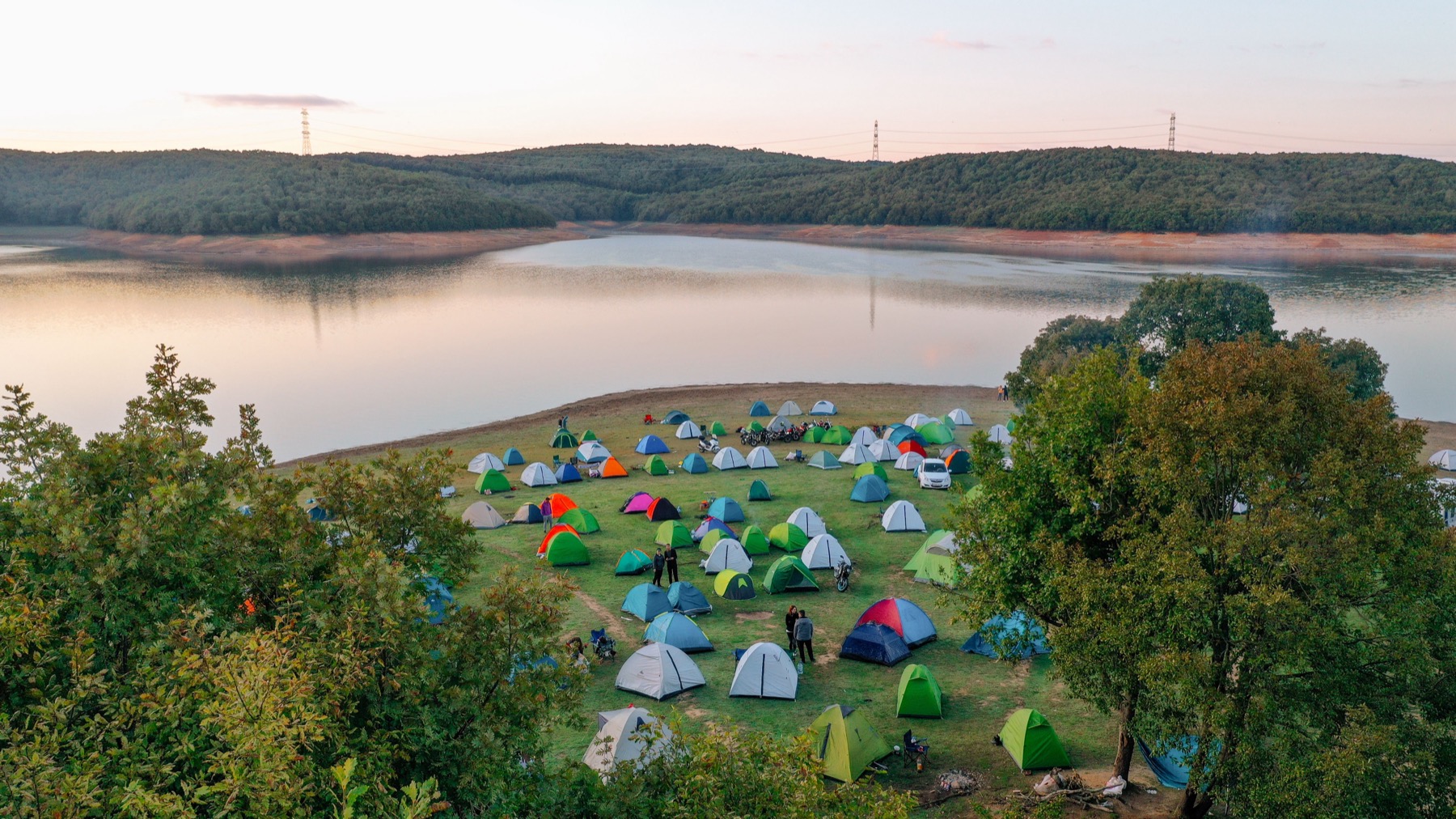 Allemansrätten și campingul în Suedia în 2026: reguli și sfaturi 4 Cort montat lângă apă