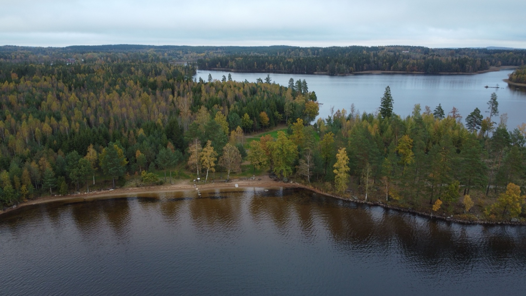 Allemansrätten și campingul în Suedia în 2026: reguli și sfaturi 10 Baie într-un lac natural
