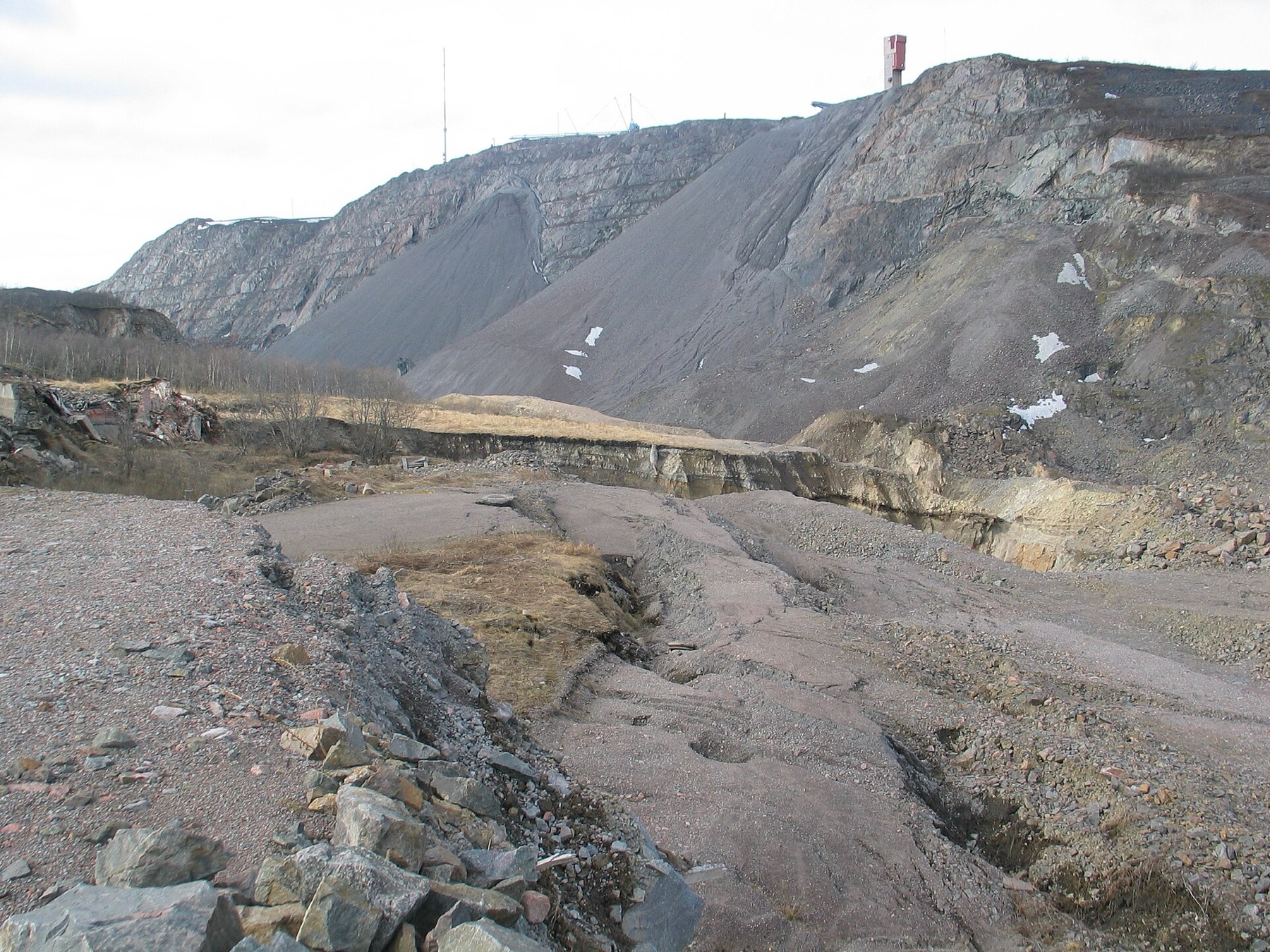 Kiruna, Švédsko: 18 tipů, co vidět a zažít ve městě, které se stěhuje 7 Povrchová část dolu Kiirunavaara