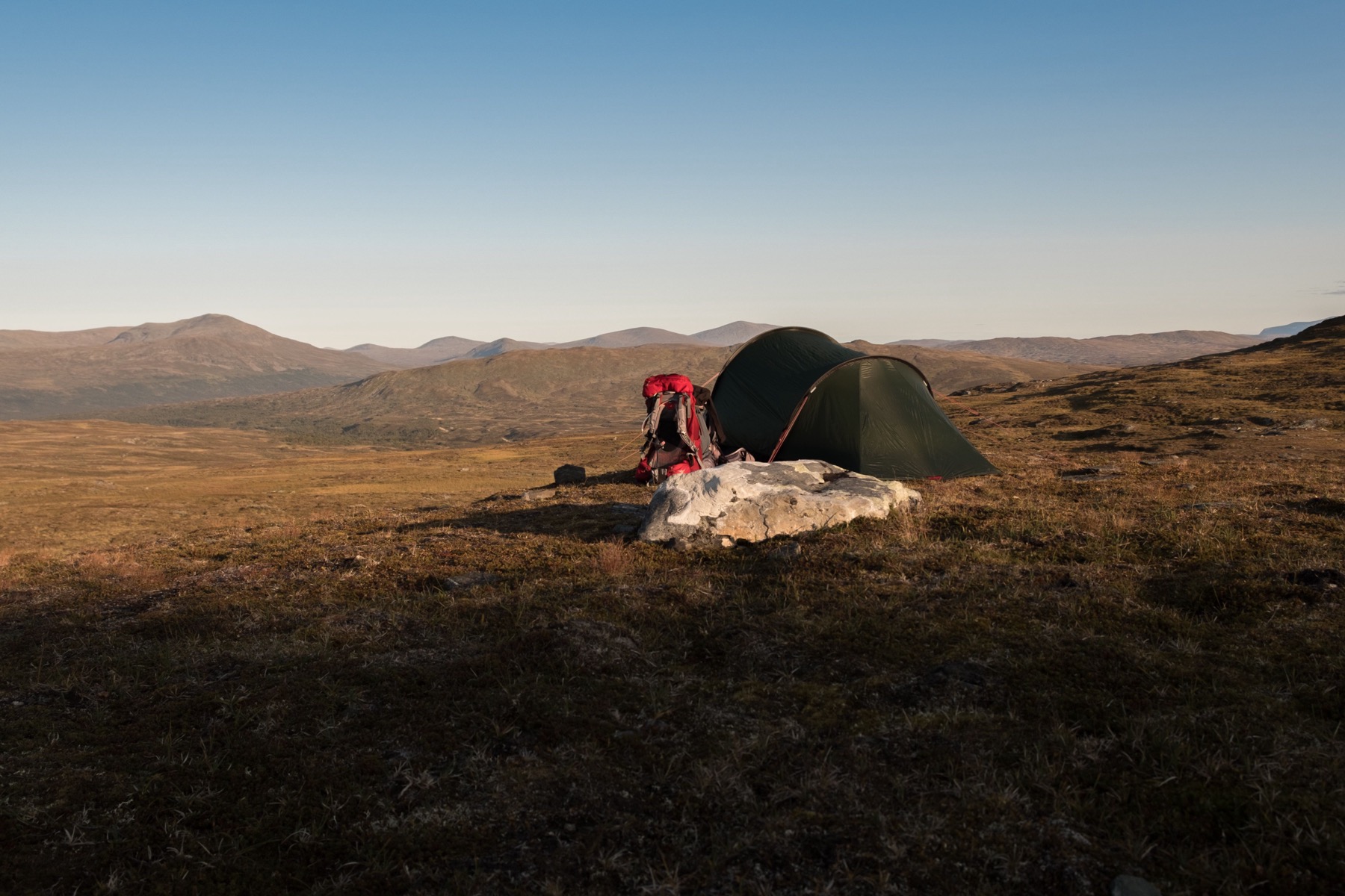 Kungsleden i treki w Szwecji: 14 wskazówek na Królewski Szlak w 2026 6 Namiot w górskiej dziczy