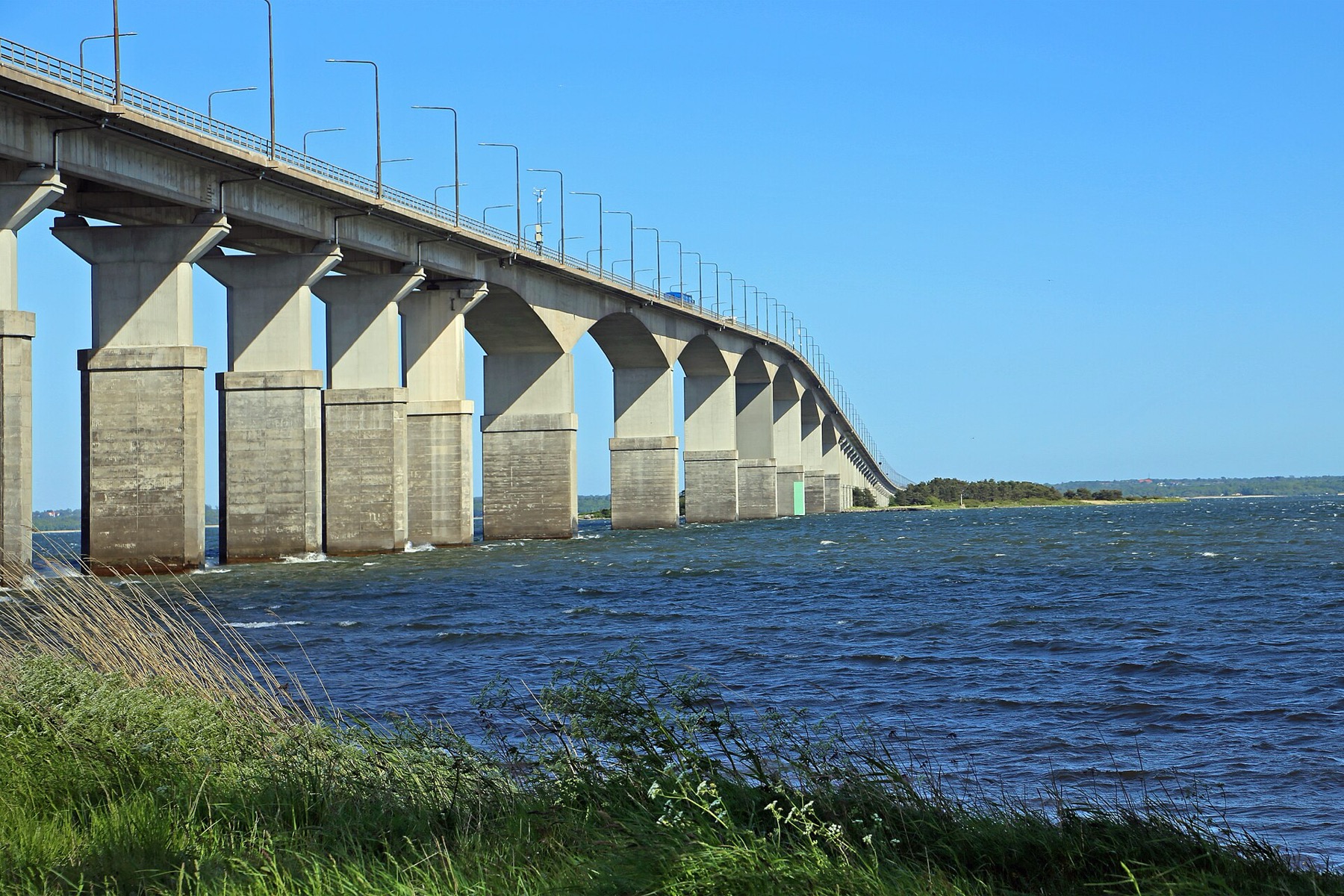 Öland: 16 vinkkiä – mitä nähdä Ruotsin rivieralla vuonna 2026 5 Ölandsbron-silta Kalmarista Ölandiin