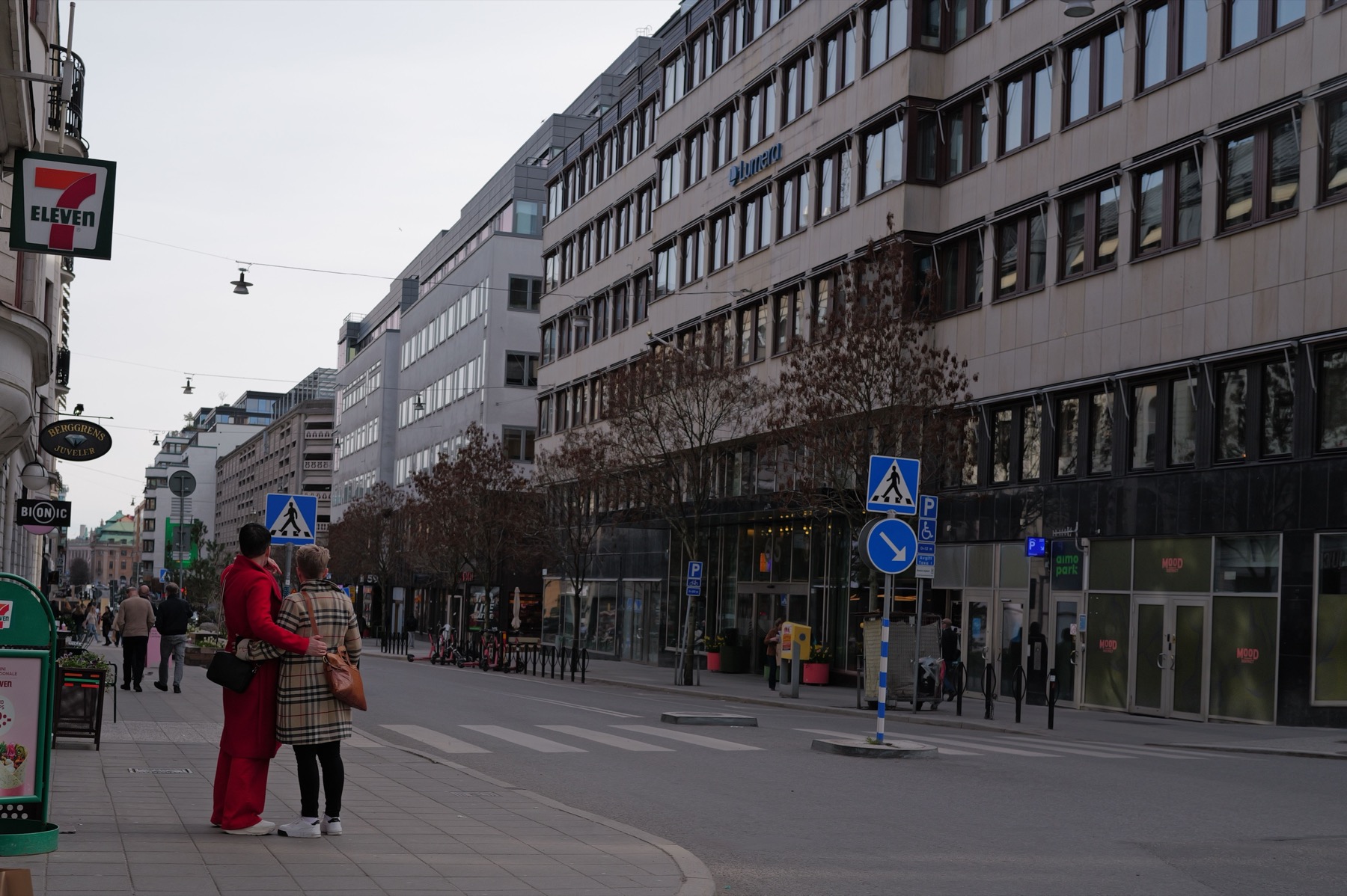 Ceny w Szwecji 2026: ile kosztują wakacje i jak oszczędzić 1 Handlowa ulica w szwedzkim mieście