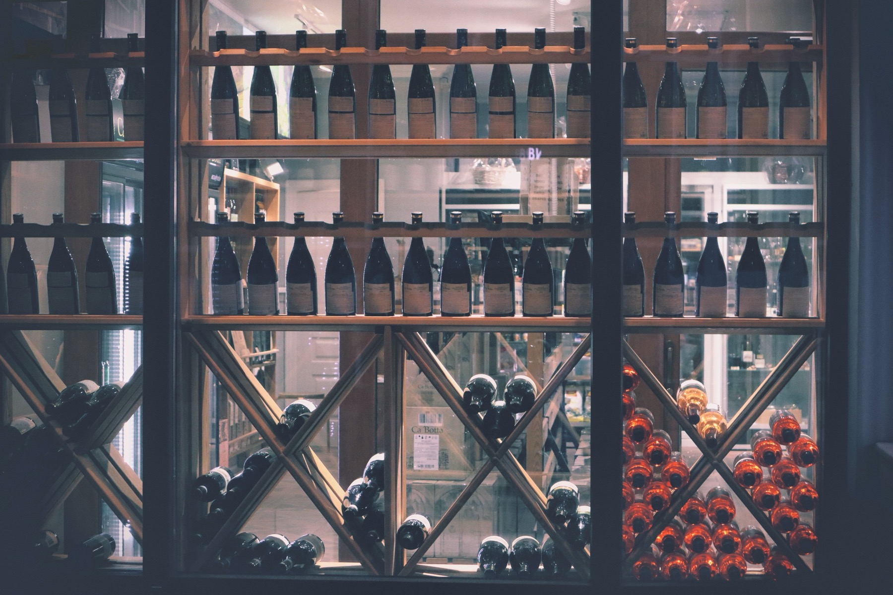 Ceny w Szwecji 2026: ile kosztują wakacje i jak oszczędzić 13 Półki z alkoholem w sklepie