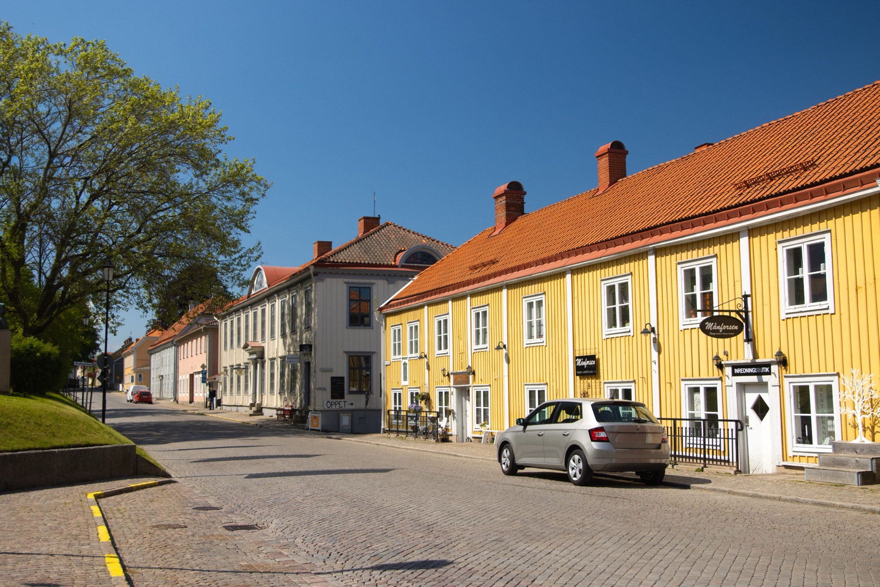 Ceny w Szwecji 2026: ile kosztują wakacje i jak oszczędzić 17 Puste szwedzkie miasto w czasie wakacji