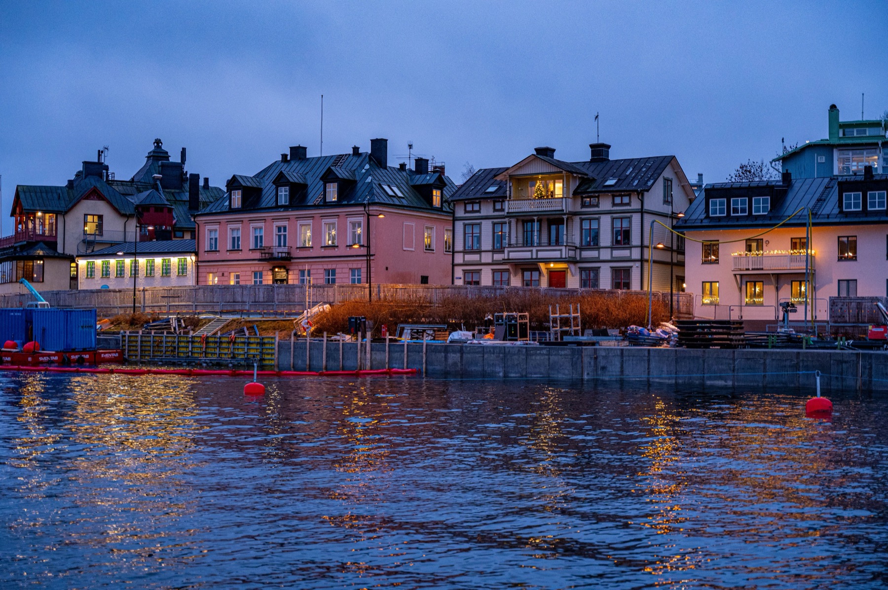 Barevné domy na nábřeží Stockholmu