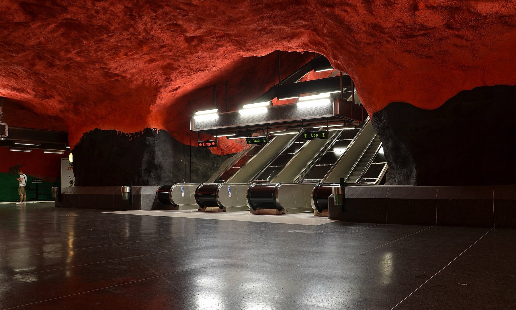 Tukholma, Ruotsi: 25 vinkkiä nähtävyyksiin ja tekemiseen 2026 17 Solna centrum -metroaseman punainen katto