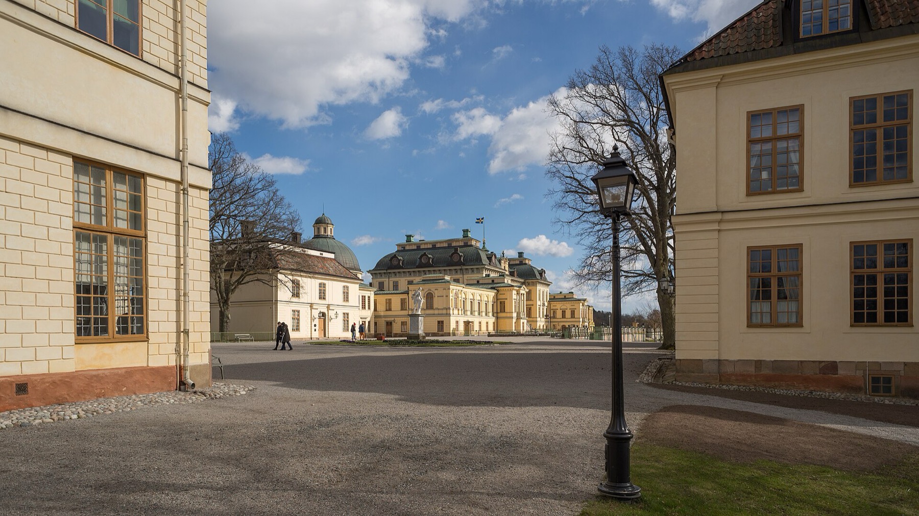 Tukholma, Ruotsi: 25 vinkkiä nähtävyyksiin ja tekemiseen 2026 25 Drottningholmin linna veden äärellä