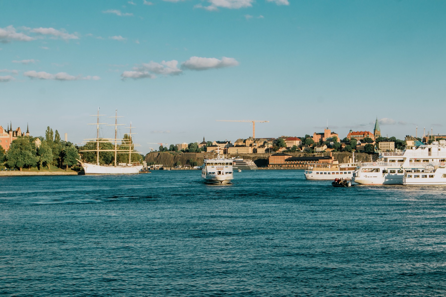 Archipelag Sztokholmski: 14 wskazówek, którą wyspę wybrać w 2026 roku 3 Port w Vaxholm