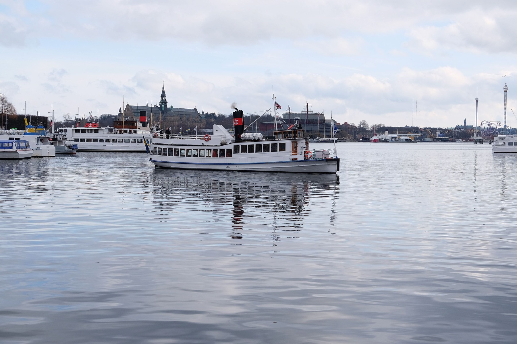 Archipelag Sztokholmski: 14 wskazówek, którą wyspę wybrać w 2026 roku 9 Łodzie przy Strömkajen w Sztokholmie