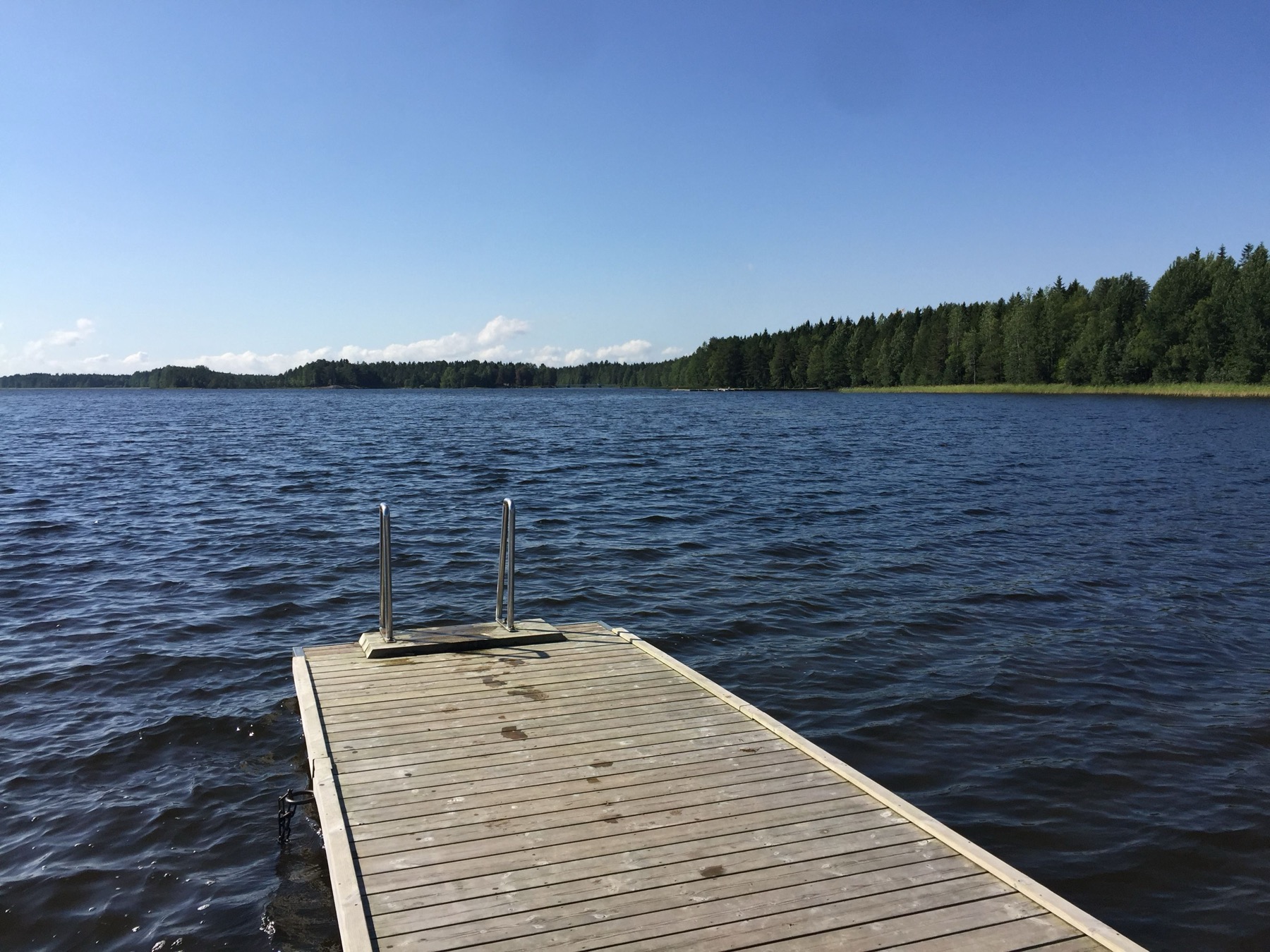 Stuga : 14 conseils pour louer un chalet suédois au bord d'un lac en 2026 2 Ponton devant un chalet au bord du lac
