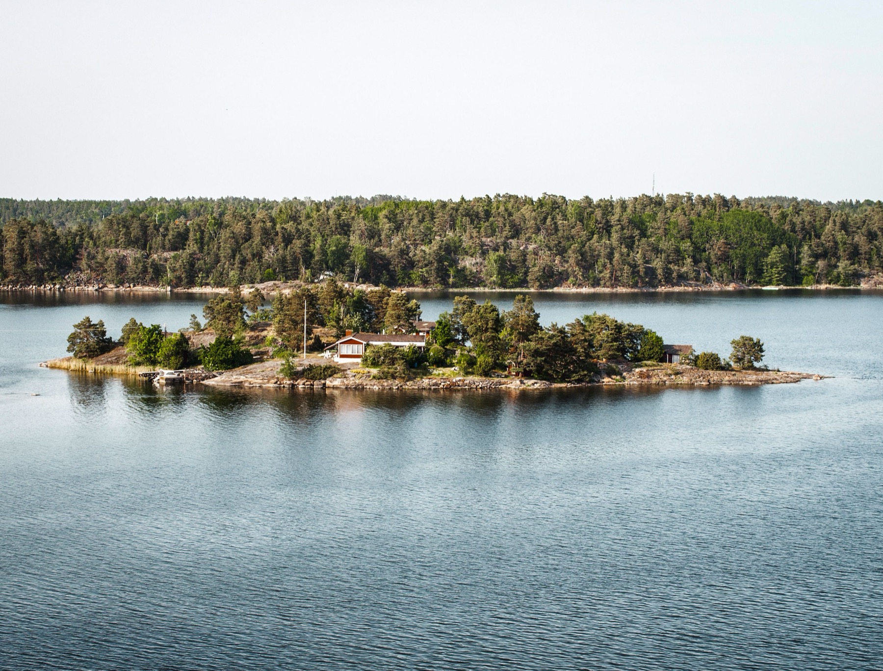 Stuga : 14 conseils pour louer un chalet suédois au bord d'un lac en 2026 8 Chalet en bord de mer dans un archipel