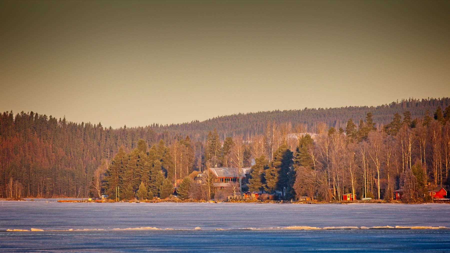 Stuga : 14 conseils pour louer un chalet suédois au bord d'un lac en 2026 9 Paysage de lac dans l'intérieur des terres