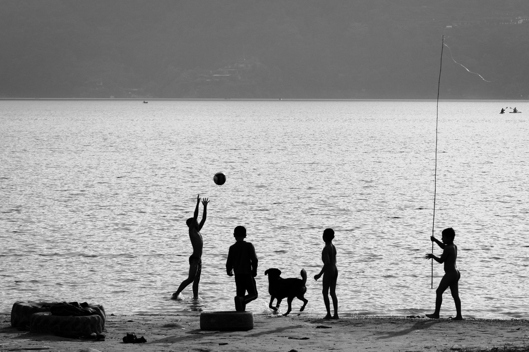 Stuga : 14 conseils pour louer un chalet suédois au bord d'un lac en 2026 13 Enfants au bord d'un lac en été